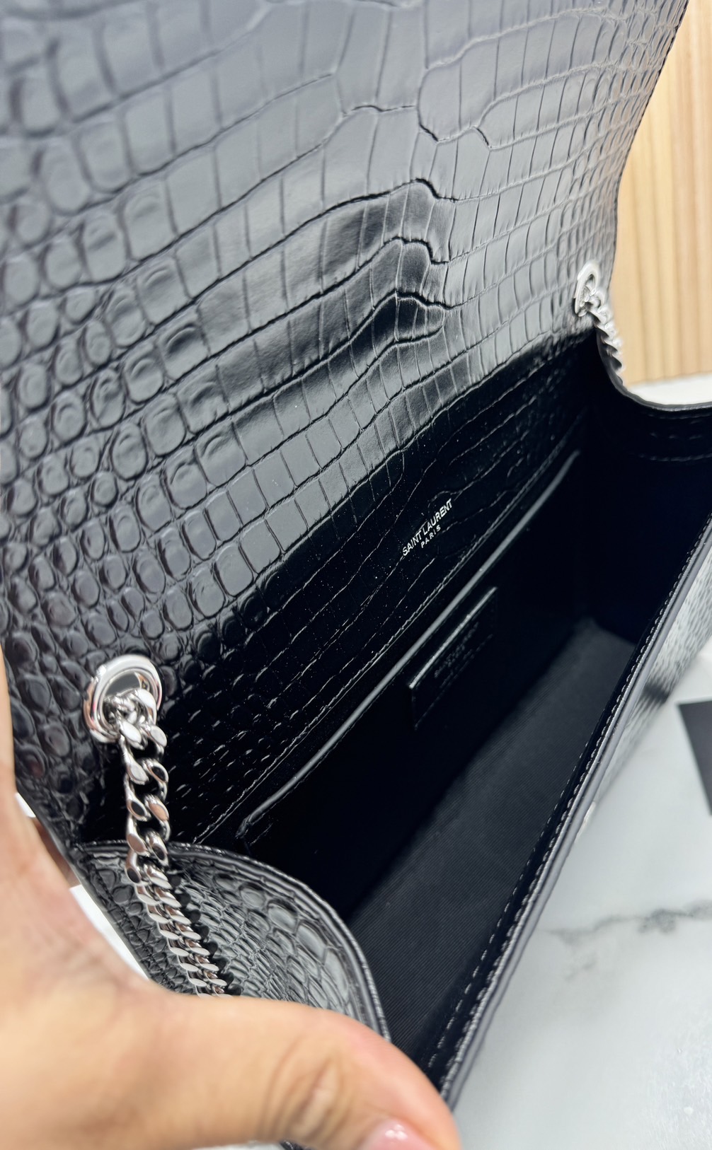 ORI หนังแท้ | 24cm Ysl Kate Croc Tassel Bag / YSL Woc Bag กระเป๋าสะพายทรง woc เรียบหรูดูแพงที่แท้จริง งานหนังลายจรเข้เต็มใบโดดเด่นด้วยโลโก้แบรนด์สุดหรู พร้อมพู่ห้อย รุ่นฮิตลอดกาลดูดีมีระดับ