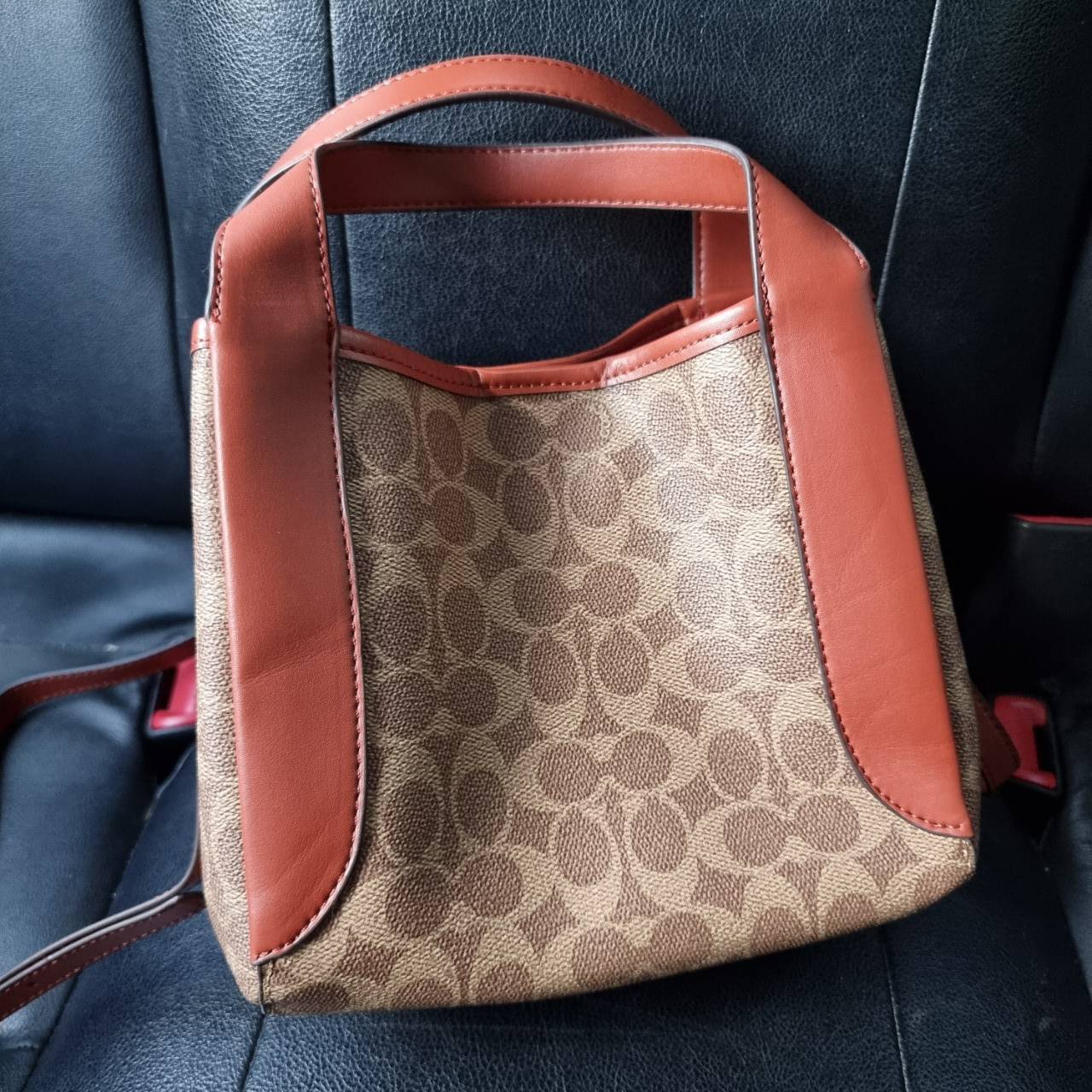 COACH 79251 HADLEY HOBO 21 IN SIGNATURE CANVAS ไอเท็มยอดนิยม คลาสสิคในทุกโอกาส กระเป๋าทรงโฮโบ ทรงสวยใช้งานได้ทุกลุค แมชท์ง่ายกับทุกสไตล์ วัสดุหนังแคนวาส ดีไซน์เอกลักษณ์ เปิด-ปิดด้วยกระดุมแม่เหล็ก มีตะขอล็อคที่ปากกระเป๋าเพื่อปรับทรงใช้งานได้ ภายในโล่งกว้าง