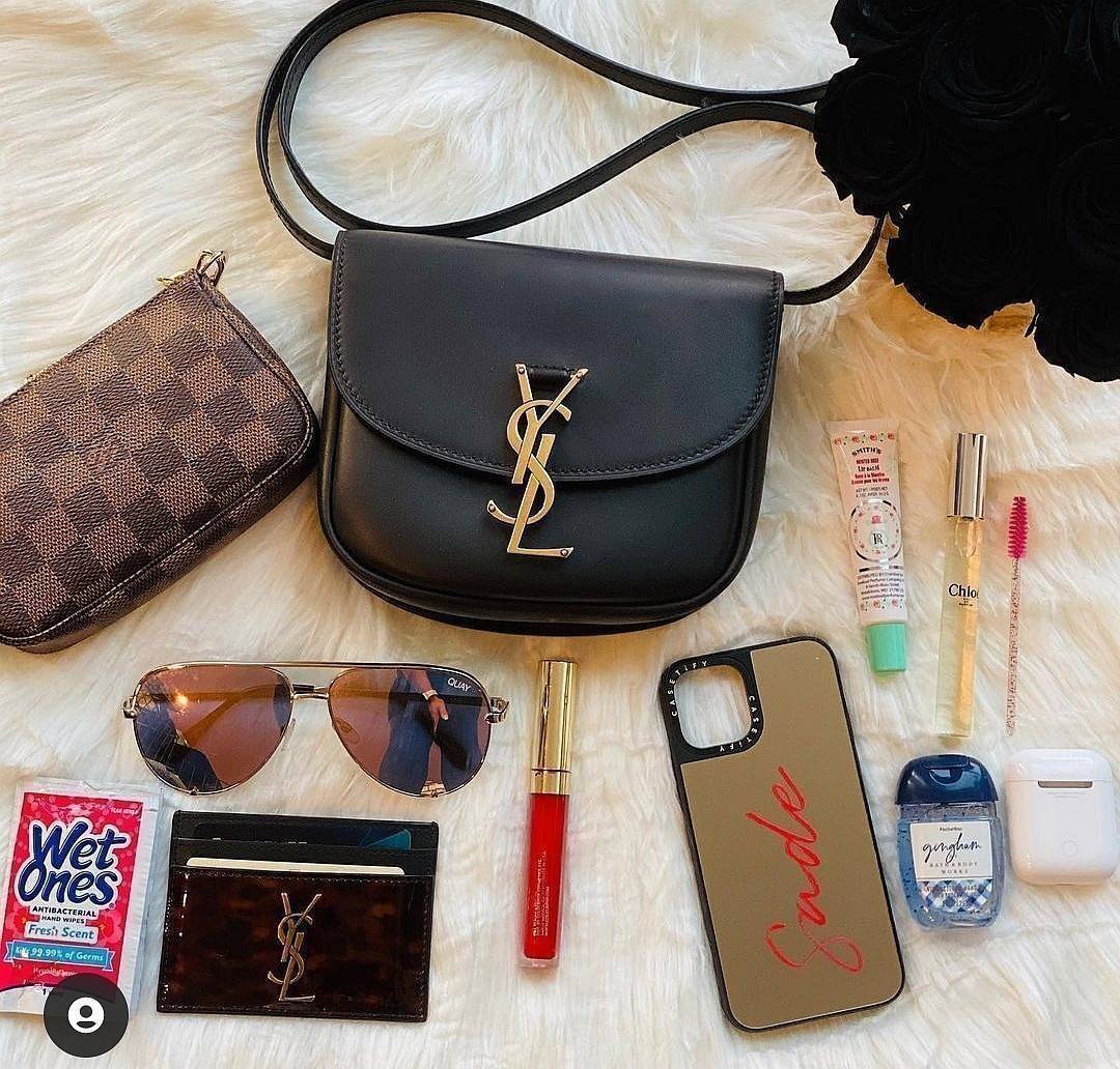 VIP 🥂 สีใหม่พร้อมส่ง! Saint Laurent Kaia Small YSL Plaque Leather Cross Body Bag / YVES SAINT LAURENT YSL BAG VIP วัสดุ Calfskin หนังเรียบอยู่ทรงเปิดปิดด้วยฝาปิดโลโก้แบรนด์อะไหล่ทอง ภายในโล่งมีโลโก้และช่องย่อยสามารถใส่มือถือของใช้จุกจิกได้เยอะ สาย