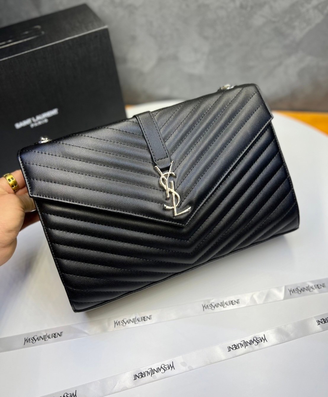 หนังแท้ YSL college large chain bag in quilted leather 30cm กระเป๋าสะพายใบใหญ่ ดีไซน์ทรงสวยหรู ตอบโจทย์ได้ทุกสไตล์ ภาพสินค้าถ่ายจากงานขายจริง ใช้งานต่างประเทศได้