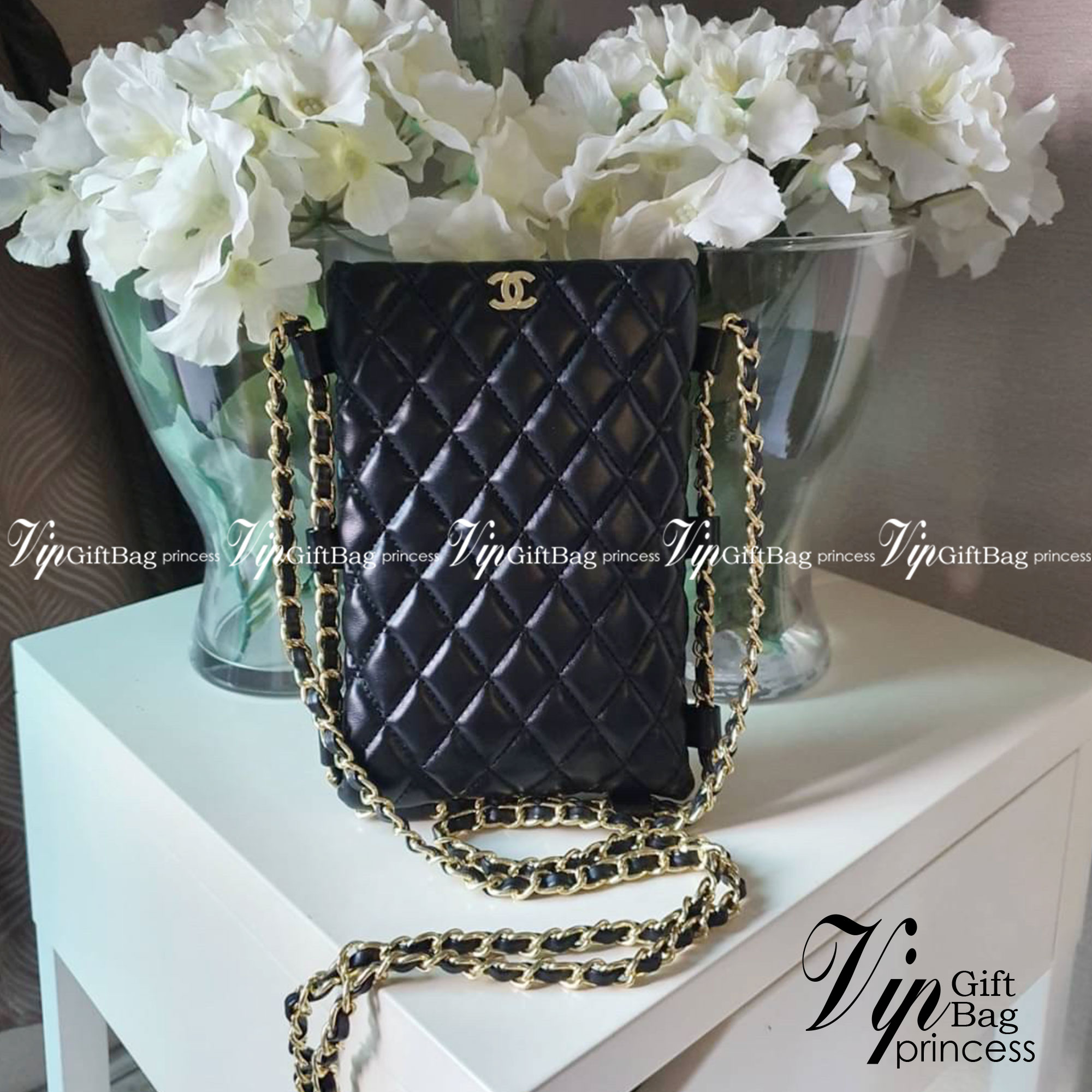 Chanel classic mini quilted with leather chain / CHANEL VIP GIFT CROSSBODY CHAIN BAG / Chanel Phone Bag กระเป๋าทรงสะพายข้าง ที่กำลังมาแรงมาในตอนนี้ ตัวกระเป๋าเป็นกระเป๋าสตางค์หนังพียูพรีเมี่ยม อะไหล่ทองทั้งใบ ด้านหน้าประดับโลโก้ CC สุดหรู