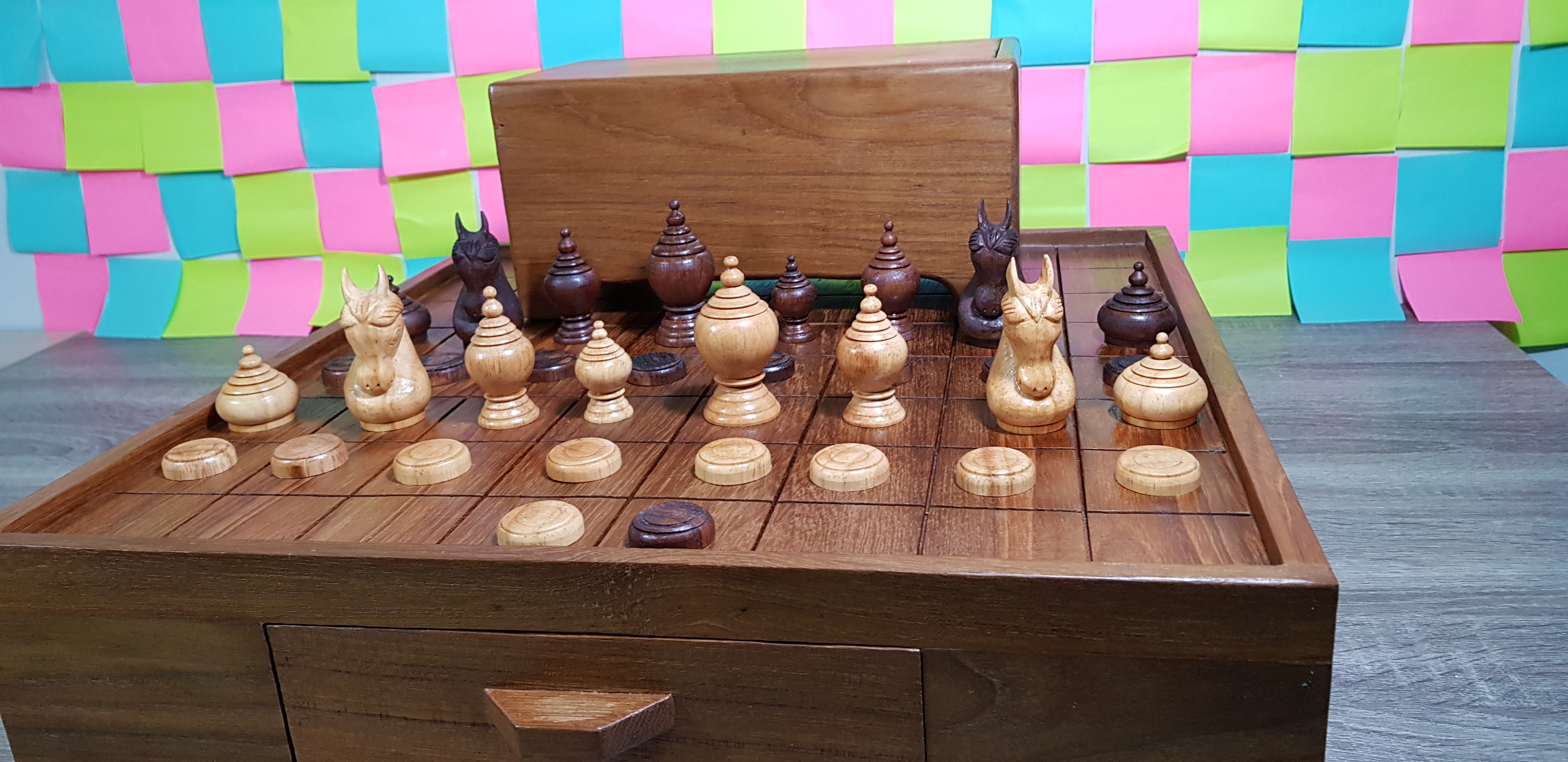 ชุดหมากรุกไทยคาณฑีวะพร้อมกระดานลิ้นชักไม้และกล่องไม้แบบมีช่อง