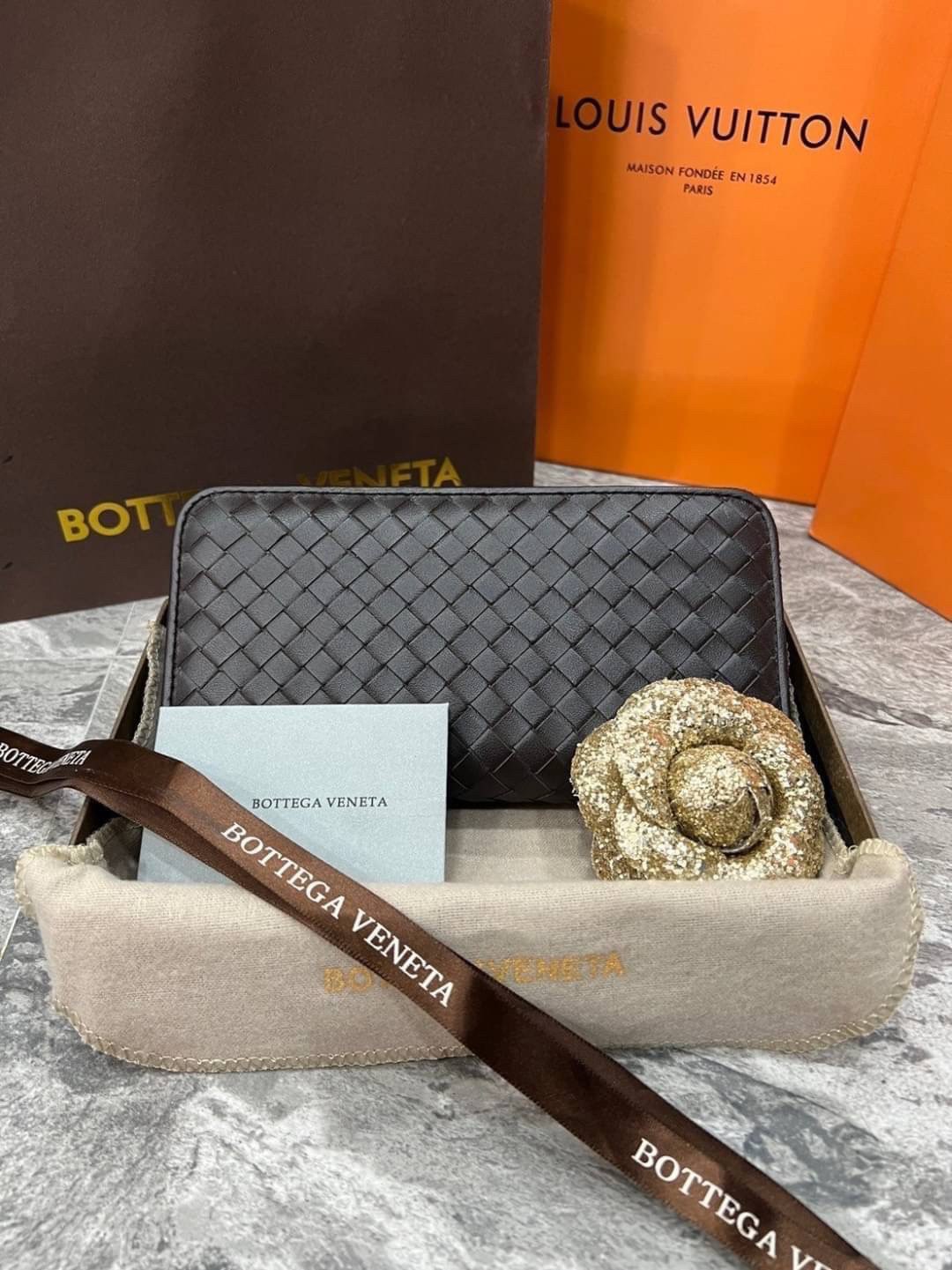 VIP 】หนังแท้ BOTTEGA VENETA LONG WALLET ZIP AROUND กระเป๋าสตางค์ใบยาวซิปรอบ รุ่นนี้หายากมากค่ะ เป็นรุ่นยอดนิยม ใช้ได้ทั้งหญิงชาย มาเท่าไหร่ไม่เคยพอเลยค่า เป็นรุ่นคลาสสิกที่หยิบมาใช้งานได้บ่อยที่สุด งานหนังแท้ทั้งใบสวยมากนะคะ ใช้ทนทานได้นานเลย ภาพสินค้าถ่า
