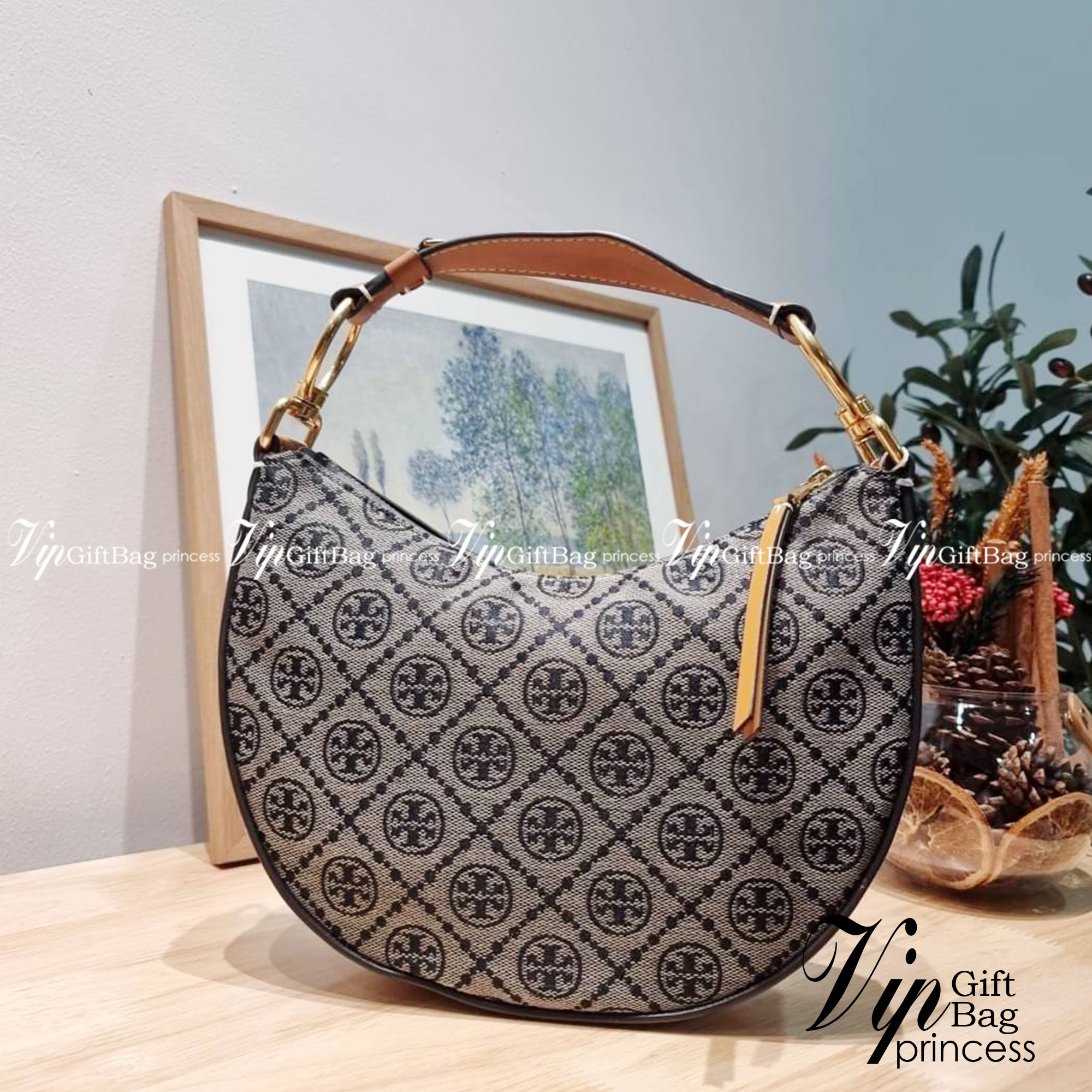 Tory Burch T Monogram Mini Crescent Bag / TORY BURCH T MONOGRAM MINI JACQUARD CRESCENT BAG ร้อนแรงกว่านี้ไม่มีแล้ว กับไอเท็มที่เซเลปรีวิวเยอะมาก!! สาวๆตามหากันไปอีก กระเป๋าทรง half moon ที่ดีไซน์บนผ้า jacquard ลวดลายซิกเนเจอร์ เรียบหรู ผู้ดีมากแม่!