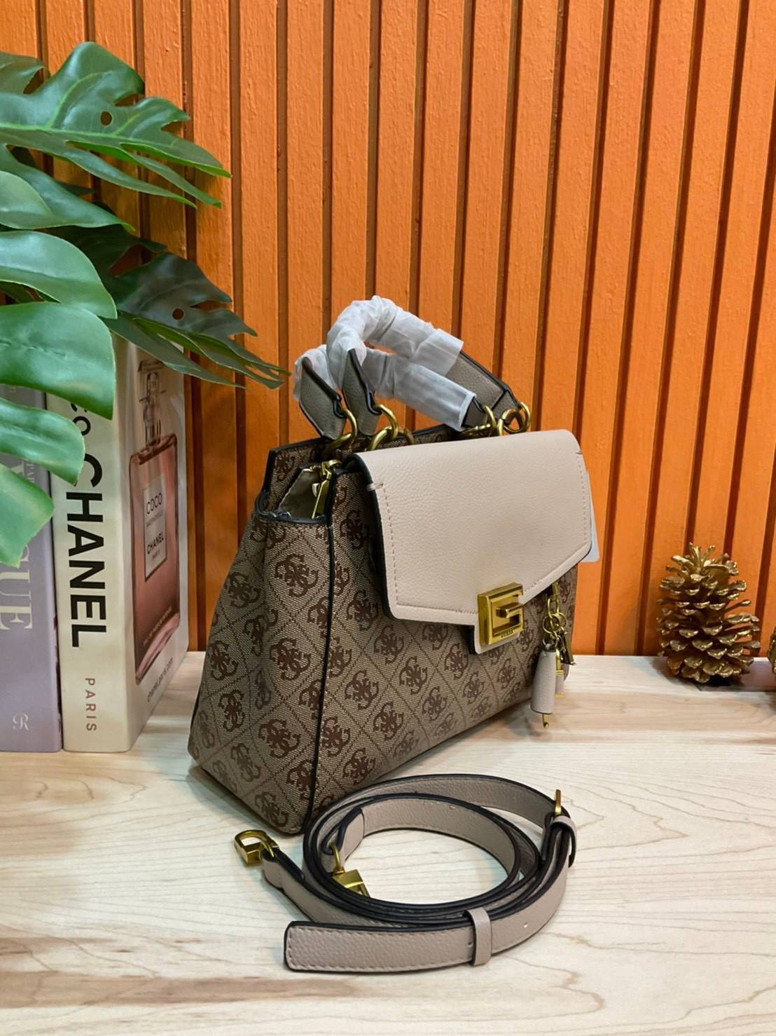 ของแท้ 100% NEW ARRIVAL!!! GUESS FACTORY VALY GIRFRIEND SATCHEL BAG กระเป๋าถือหรือสะพายรุ่นใหม่ล่าสุด Latte