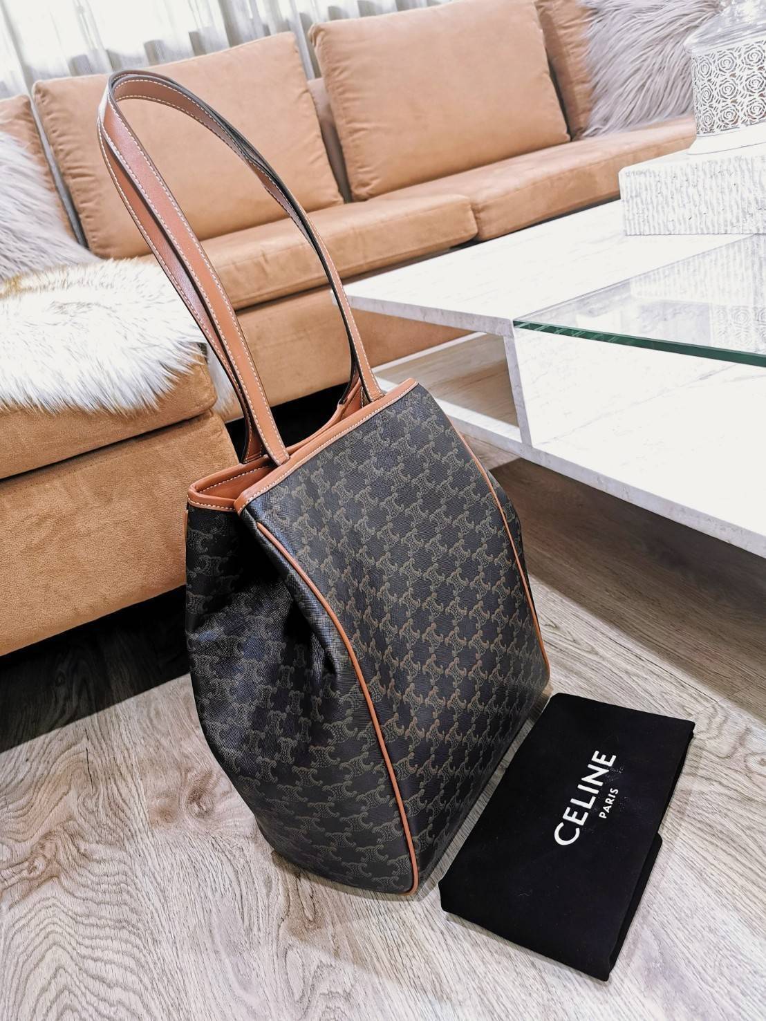 พรีเมี่ยมกิ๊ฟแท้ 100% 】CELINE SHOPPING BAG VIP GIFT WITH PURCHASE (GWP) กระเป๋าสะพายพรีเมี่ยมกิ๊ฟ Limited จาก CELINE HAUTEPARFUME DUTY FREE วัสดุ TRIOMPHE CANVAS หนังสวยอยู่ทรงกันน้ำในดีไซน์ทรง TOTE สวยหรูคลาสสิคไม่มีเอ้าท์