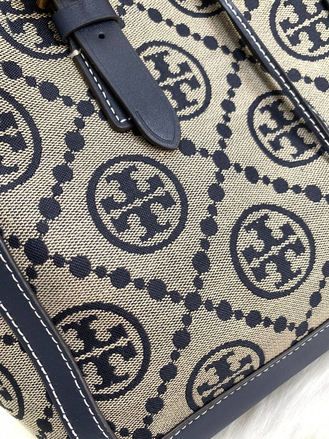 OUTLET 】Tory Burch T Monogram Jacquard Tote Bag ใบใหญ่ใส่จุมากค่ะสาวๆ! พร้อมส่ง! กระเป๋าที่สามารถใช้ได้กับทุกๆวัน วัสดุJacquard+หนัง ได้ลงตัว สวยงามค่ะ ปากกระเป๋าแบบหูรูด ที่จับอะไหล่แบรนด์สวย ภายในกระเป๋ากว้างมากๆ สาวๆที่สัมภาระเยอะนี่หายห่วงไปเลยค่ะ มีช