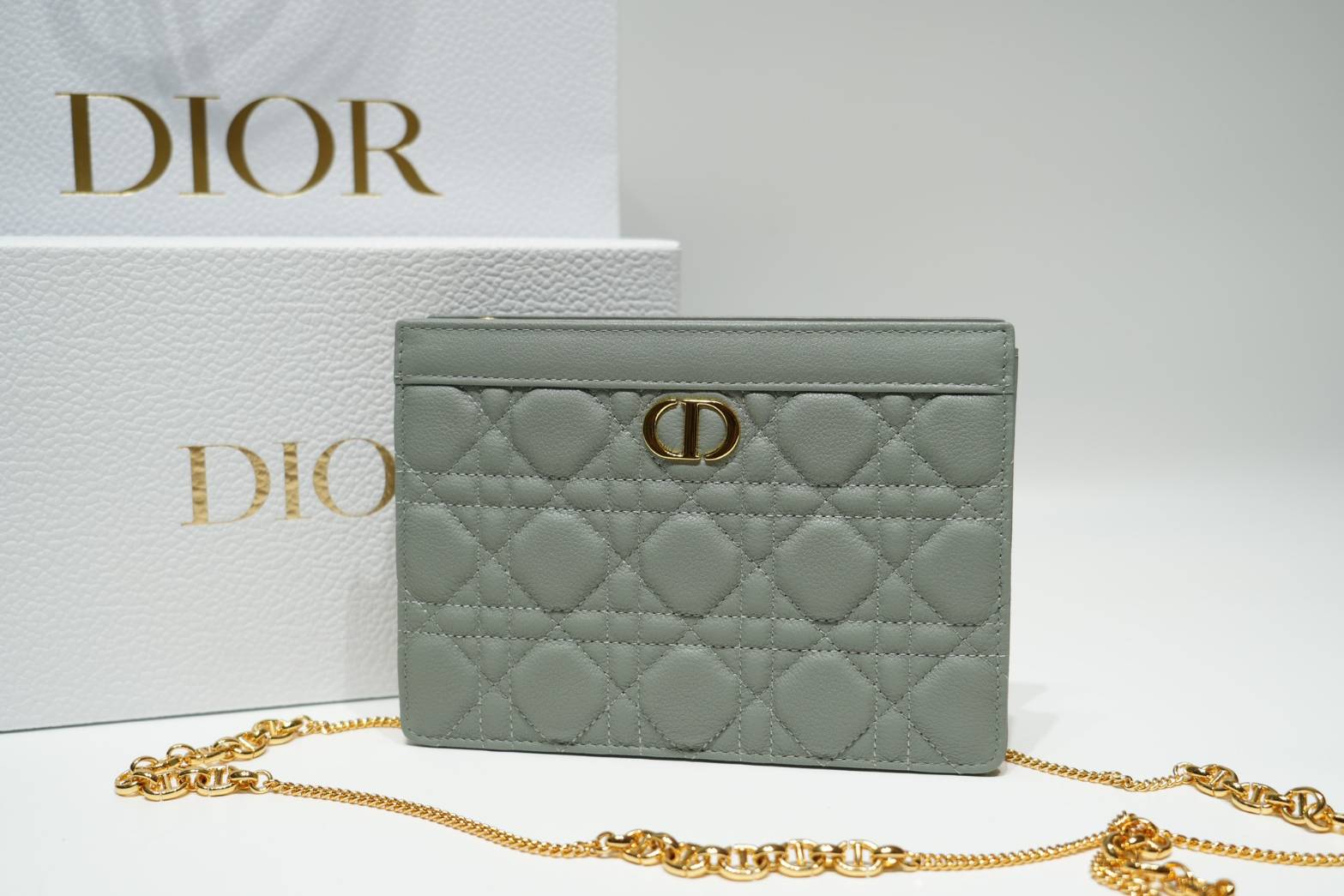 Caro Every Dior Pouch / Dior Clutch Bag Cloud Supple Cannage Leather กระเป๋าทรงคลัชพอช หนังแท้ ทรงเสนห์ผสมผสานดีไซน์ทันสมัยและใช้งานง่ายได้จริงหลายโอกาส เกรดท็อปออริ เทียบแท้ 1:1 ใช้งานต่างประเทศ