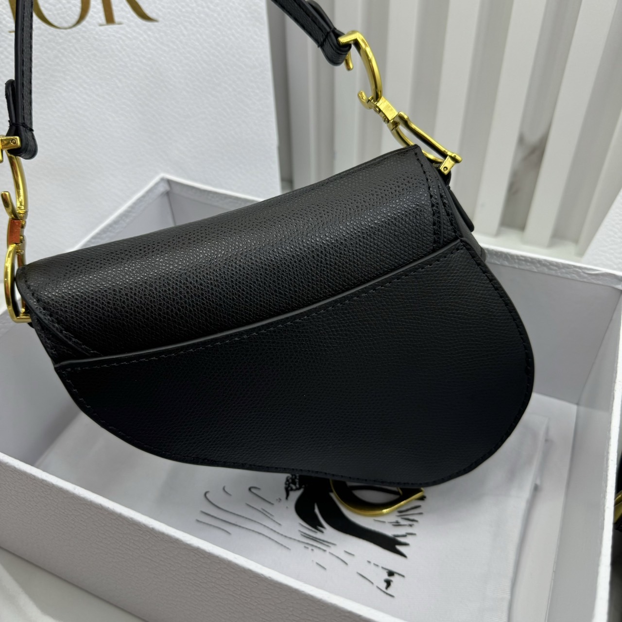 DIOR Mini Saddle Bag with Strap Blue Dior Oblique Jacquard / Black Grained Leather กระเป๋าสะพายทรงอานม้าเอกลักษณ์ของแบรนด์แห่งตำนานความหรู