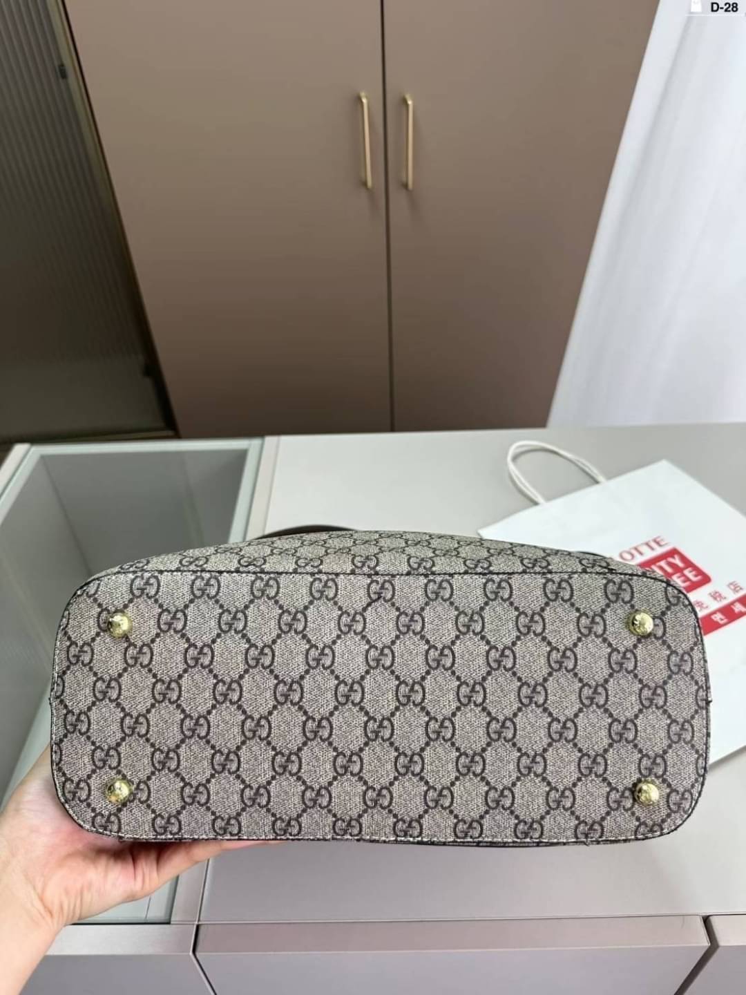 GUCCI GG Supreme Monogram Linea A Hobo Brown กระเป๋าทรงโฮโบวินเทจใบใหญ่ จุของได้เยอะ ลายโมโนแกรมคมชัด ตกแต่งกระเป๋าด้านหลังเพิ่มกิมมิกสวยน่าสนใจ เป็นอีกใบที่เรียบหรูดูแพง