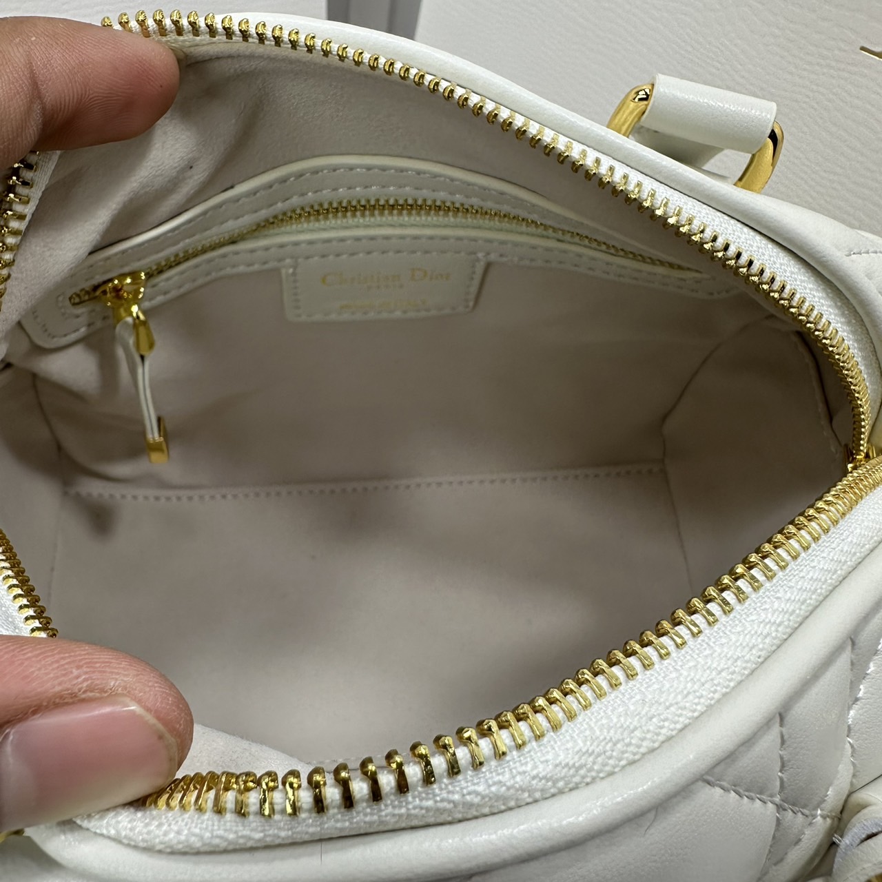 DIOR Groove 20 Bag / Dior Keepall Macrocannage Leather / Oblique Jacquard กระเป๋าสะพายทรงบอสตัน Keepall ทันสมัยและสง่างาม ใช้งานได้ทั้งแบบสะพายไหล่หรือสะพายแบบครอสบอดี้ เหมาะเป็นไอเทมคู่ใจในชีวิตประจำวัน เกรดออริ 1:1