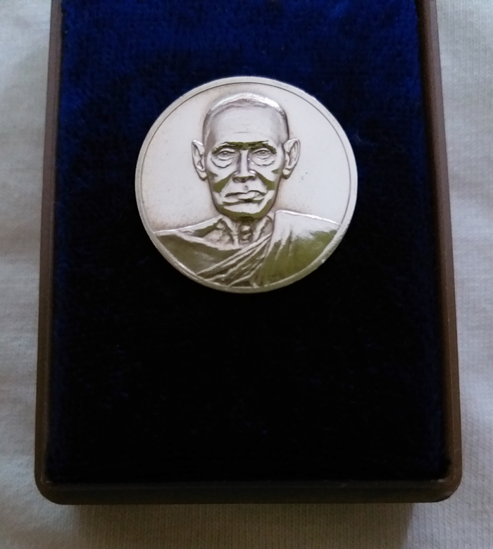 สินค้าหมดค่ะ เหรียญอนุสรณ์122ปี สมเด็จพระพุฒาจารย์(โต) เนื้อเงินพิมพ์เล็ก วัดระฆังโฆสิตาราม วันที่ 22 มิถุนายน 2537 พร้อมกล่องเดิมค่ะ