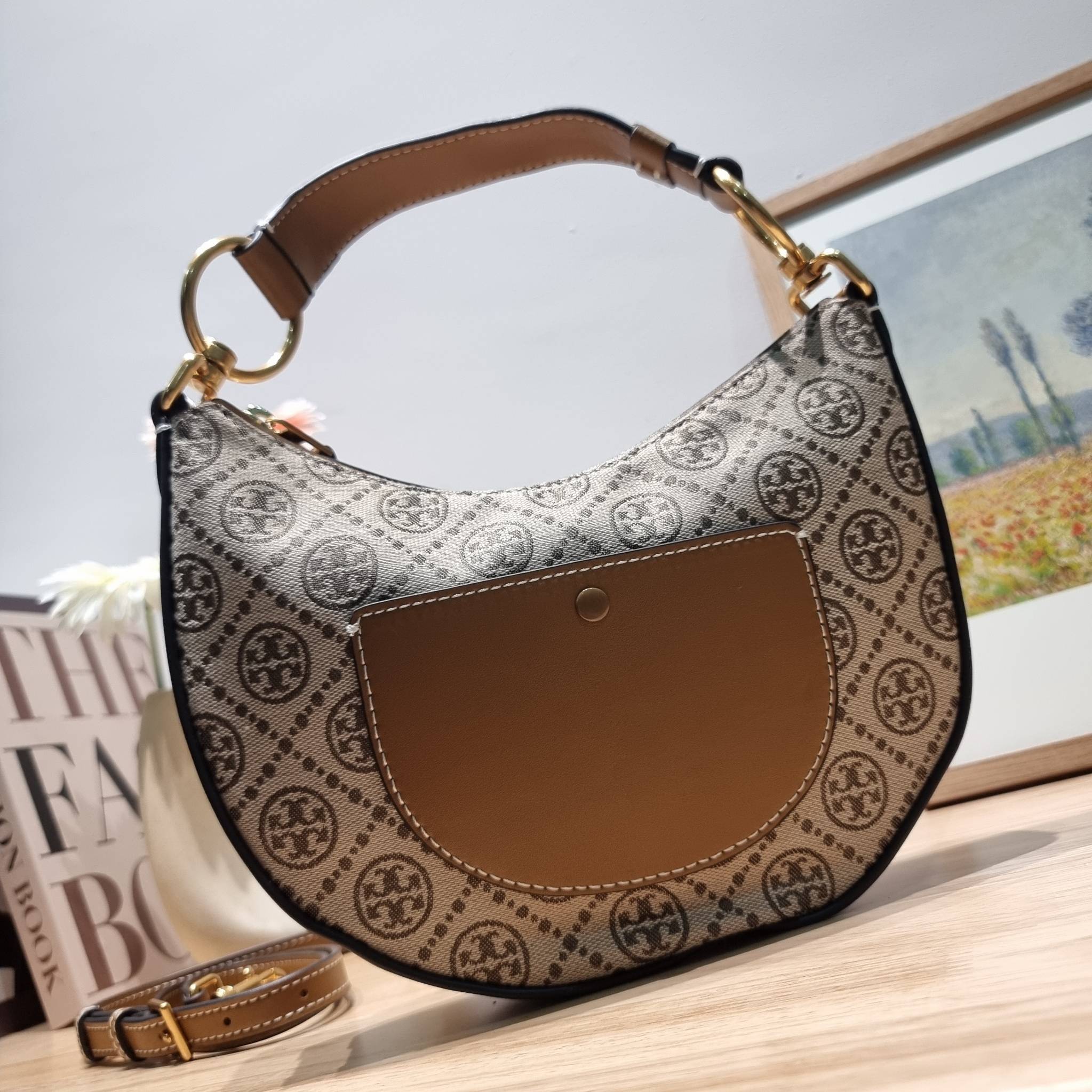 Tory Burch T Monogram Mini Crescent Bag / TORY BURCH T MONOGRAM MINI JACQUARD CRESCENT BAG ร้อนแรงกว่านี้ไม่มีแล้ว กับไอเท็มที่เซเลปรีวิวเยอะมาก!! สาวๆตามหากันไปอีก กระเป๋าทรง half moon ที่ดีไซน์บนผ้า jacquard ลวดลายซิกเนเจอร์ เรียบหรู ผู้ดีมากแม่!