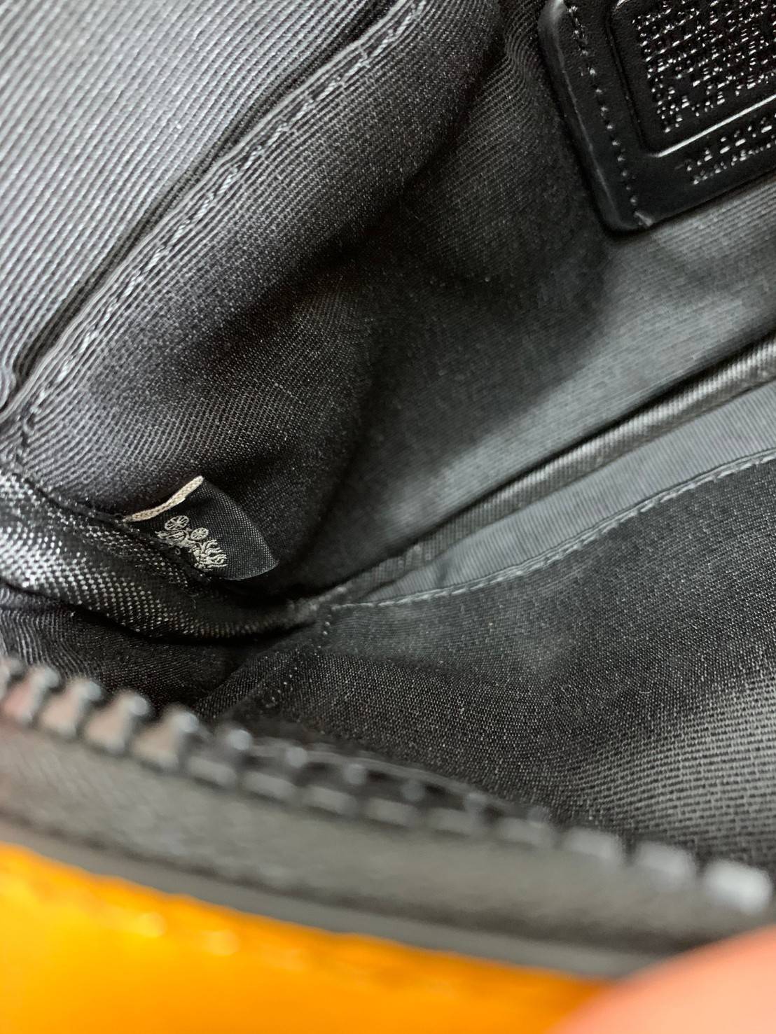 COACH X PEANUTS GRAHAM CROSSBODY WITH CHARLIE BROWN ((C4026)) พร้อมส่งที่ไทย สวยก่อนใครแน่นอน จำนวนจำกัด!! กระเป๋าสะพายแบบครอสบอดี้ร์ รุ่นนี้ใช้ได้ทั้งชาย//หญิงเลยนะคะ หนังแท้ลายหนังนิ่ม สวยงามมากๆ ด้านหน้ามีตัวการ์ตูนเป็นจุดเด่นของรุ่นเลยค่ะ ใช้งานแบบสอง