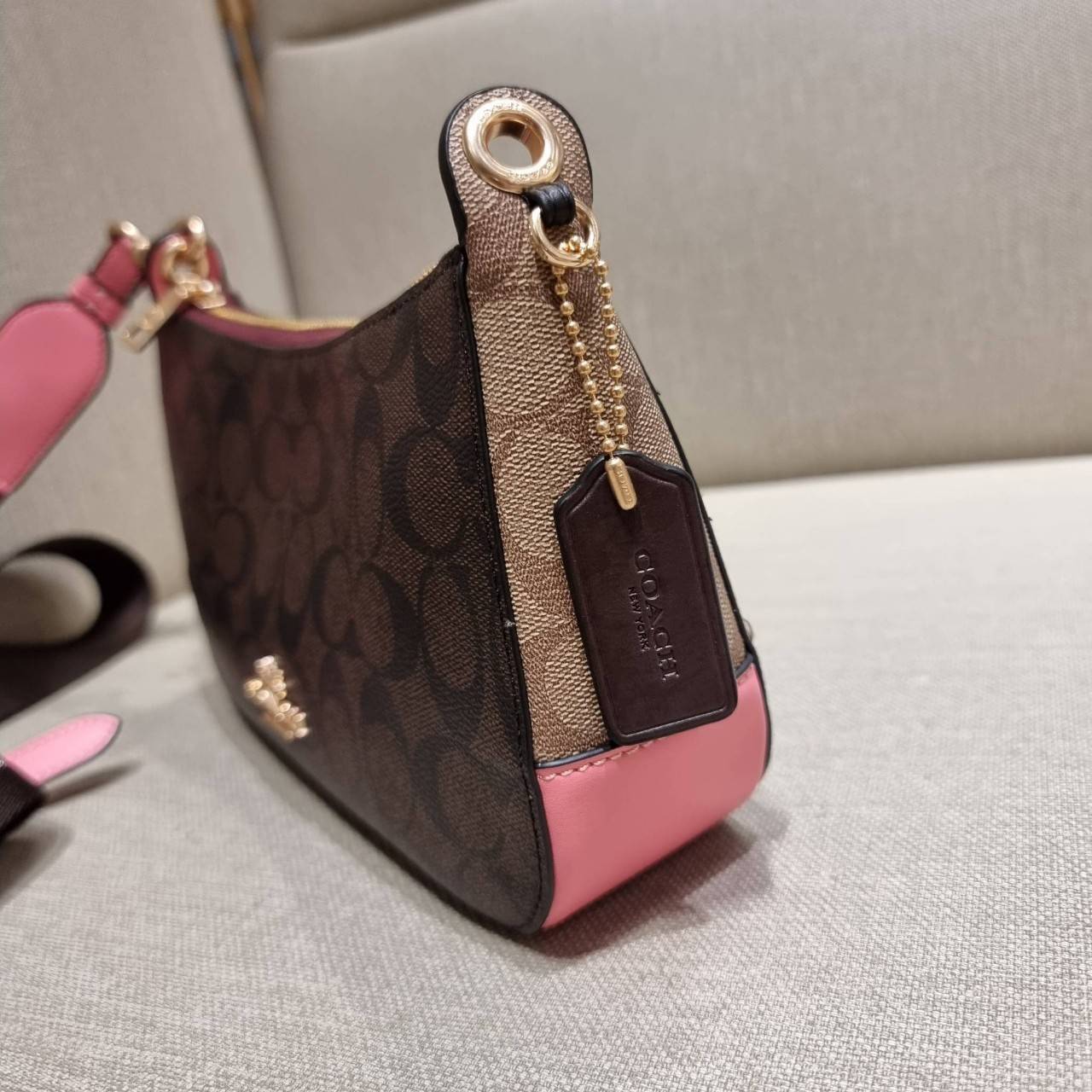 COACH C7264 C6823 C6817 JES BAGUETTE IN SIGNATURE CANVAS คอลเลคชั่นใหม่ล่าสุด พร้อมเสิร์ฟความสวยถึงบ้านเช่นเคย!! กระเป๋าสะพายทรงบาแกตต์ ดีไซน์ย้อนยุค ที่แอบแฝงความเรียบหรูดูแพงอยู่ในตัว โดดเด่นด้วยสายสะพายเส้นใหญ่ โทนสีคอนทราส ทำให้ไอเท็มนี้ดูมีลูกเล่นมาก