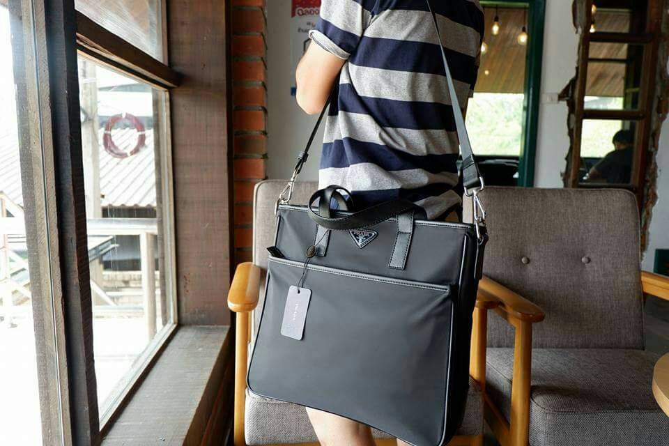Prada tote bag เอาใจหนุ่มๆ สำหรับ messenger bag เป็นผ้าไนล่อนนาโน ตัวกระเป๋าขนาดกำลังดี สีดำสวยมาก สะพายไปทำงาน หรือเรียน เท่ห์ และคลาสสิคสุดๆ ค่ะ ✔น้ำหนักเบา จุของคุ้ม สายยาว ปรับได้ free size ✔สามารถสะพาย crossbody ได้ ใบนี้ห้ามพลาดเลย