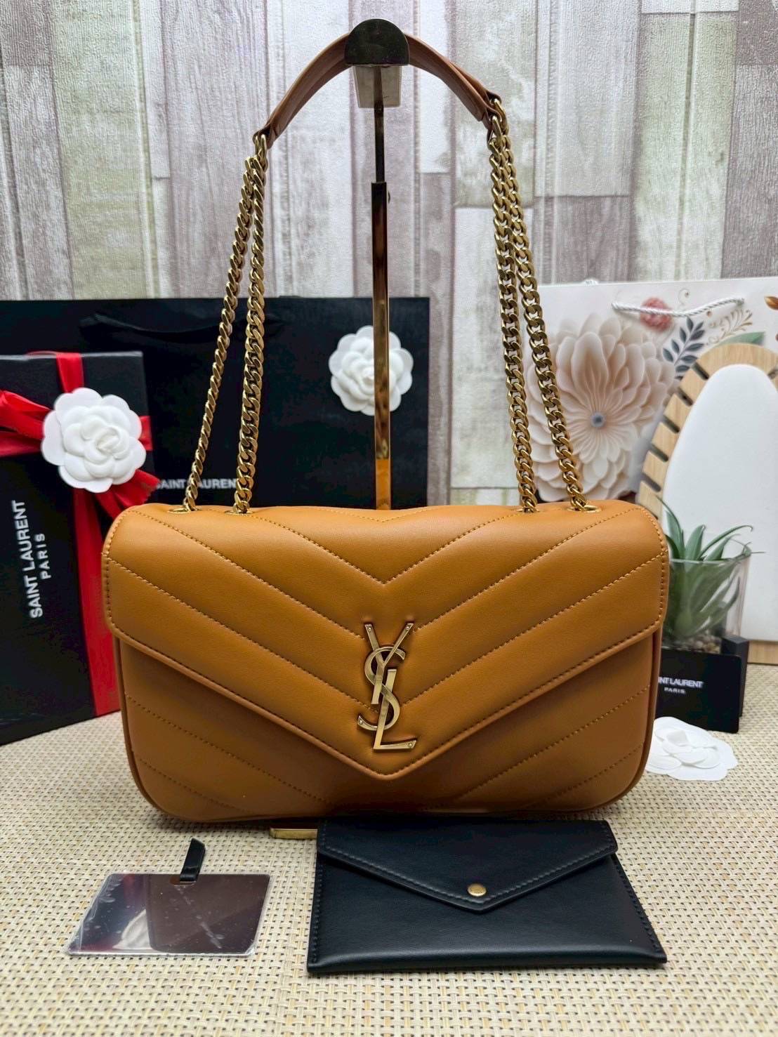 ORI หนังแท้ | 28cm YSL LOULOU medium in MATELASSÉ กระเป๋าสะพายสายโซ่าีทองหรูหรา งานหนังแท้เนื้อนุ่มตะเข็บเย็บลายเชฟรอนสวยหรูโดดเด่นเป็นเอกลักษณ์ 🤍 เกรดออริจินอล หนังแท้