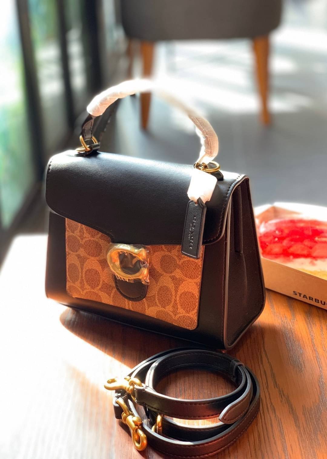 OUTLET 】COACH TABBY TOP HANDLE 20 LEATHER BAG หรูหรามากๆค่ะ สินค้าแนะนำ!! กระเป๋าถือ//สะพายข้างได้ วัสดุหนังแท้อย่างดี หนึ่งใบทำหนัง2แบบได้อย่างลงตัว สวยงาม มีอะไหล่ตัวC ใหญ่ด้านหน้าโดดเด่นหรูมากๆค่ะ 🔺เปิดปิดแบบกดล็อค ภายในมี2ช่องสำหรับใส่ของ สามา