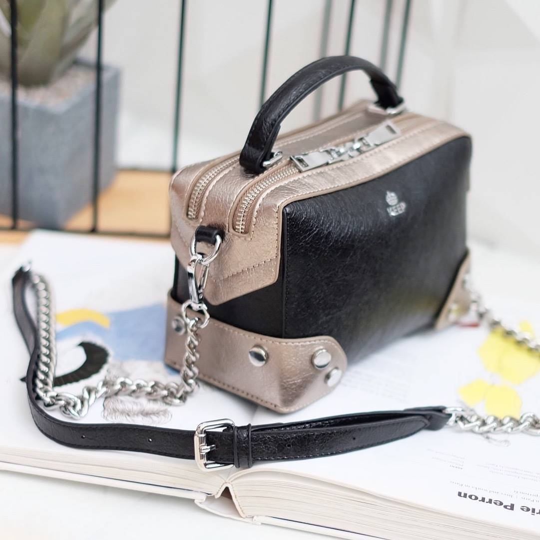 💘 New in KEEP ' Baleny' กระเป๋าทรงหมอนที่ดีไซน์ออกมาสุด Chic สวยแบบไม่จำเจ ขนาดมินิกะลังดี หนัง ลายเอกลักษณ์ ตัดกับอะไหล่เงินได้ ลุคคูลๆ แต่งชุดไหนก้อ แมทช์แน่นอนค่า ปากกระเป๋ามีช่องซิป 2 ด้านแบ่งเก็บของได้สะดวกมากมีซิปปิดอย่างดี หางซิป 