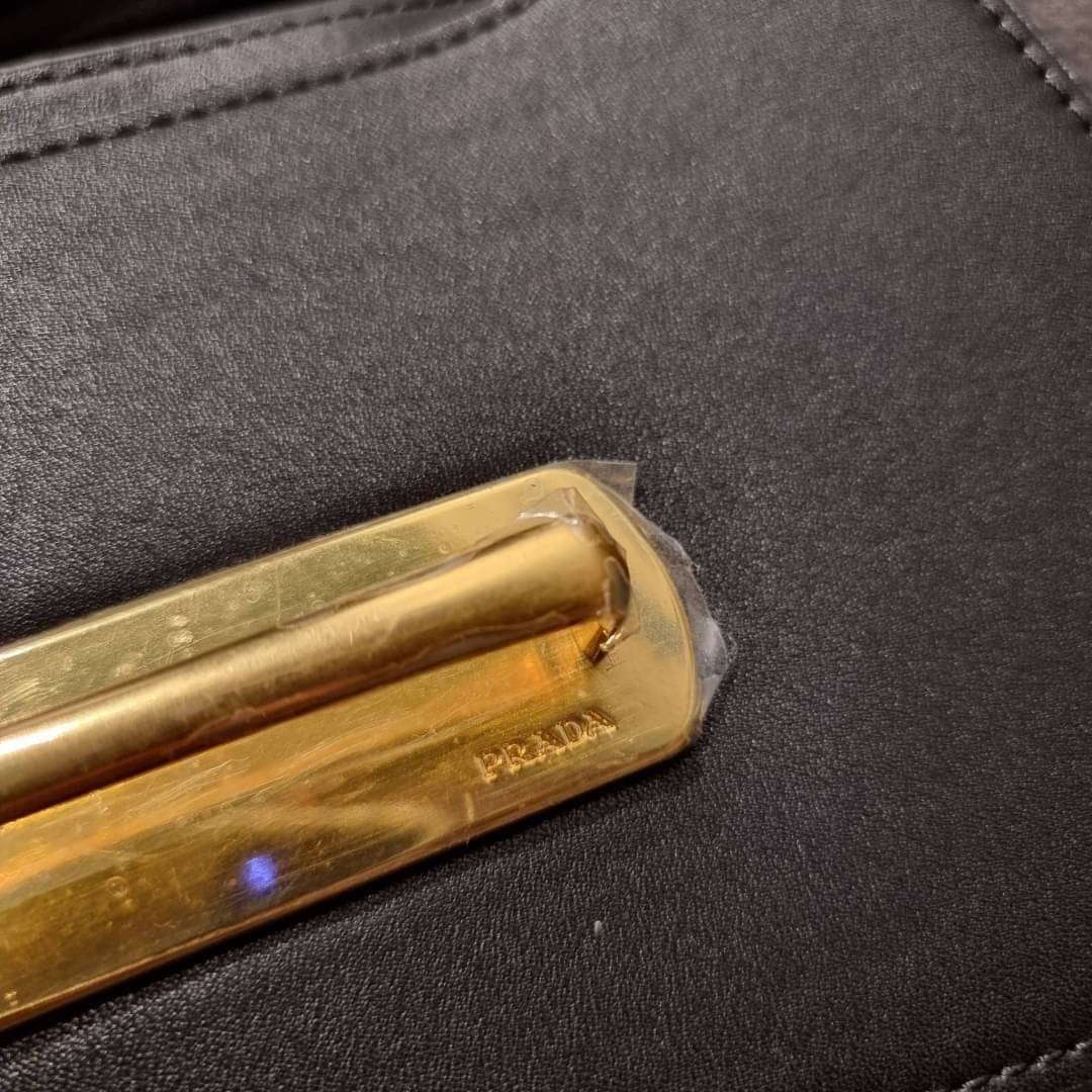PRADA FRAGRANCE SHOULDER BAG WITH GWP ไอเท็มสุดโปรดที่ควรค่าแก่การครอบครองและเก็บสะสม กระเป๋าสะพายไหล่ สวยคม สีดำคลาสสิคตัดกับอะไหล่ทองเป็นอย่างดี วัสดุหนังแท้เต็มใบ เปิดปิดด้วยแถบหนังสอดในช่อง ใช้งานสะดวก พกพาง่าย ขนาดกำลังสวย สายสะพายในตัว สะพายได้หลากห