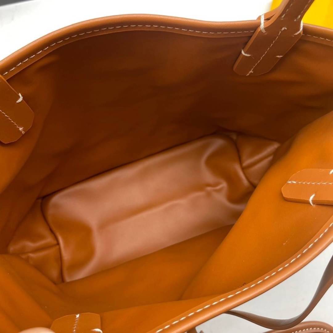 9 สี GOYARD ANJOU TOTE MINI / Goyard Mini Tote เกรดออริจินอลสลับแท้ ใช้งานต่างประเทศได้ ฮอตไอเท็ม กับกระเป๋าสะพายทรงโท้ท ไซส์มินิ กะทัดรัด มาครบสีขายดี เลิศทุกสี รูปทรงคลาสสิค ดีไซน์เป็นเอกลักษณ์ ใช้งานได้หลากหลาย