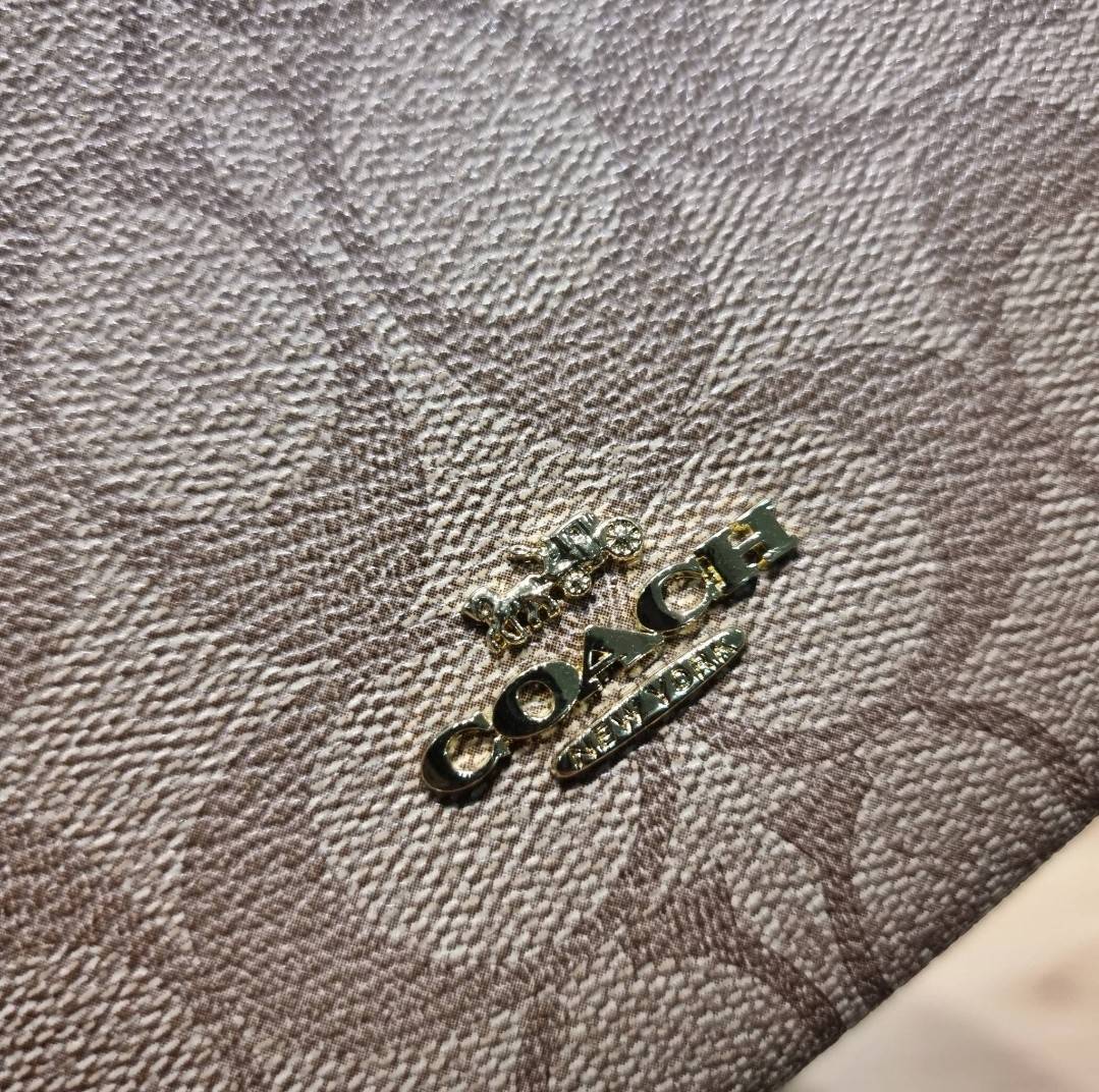 COACH DOUBLE ZIP WALLET IN SIGNATURE CANVAS / C5576 / C5610 / C7313 พร้อมส่ง 8 สี ใหม่ล่าสุด คอล 2023 กระเป๋าคล้องมือใบใหญ่ ดีไซน์ใหม่เล่นระดับ เพิ่มลูกเล่นและดีเทลให้ดูน่าใช้ยิ่งขึ้น