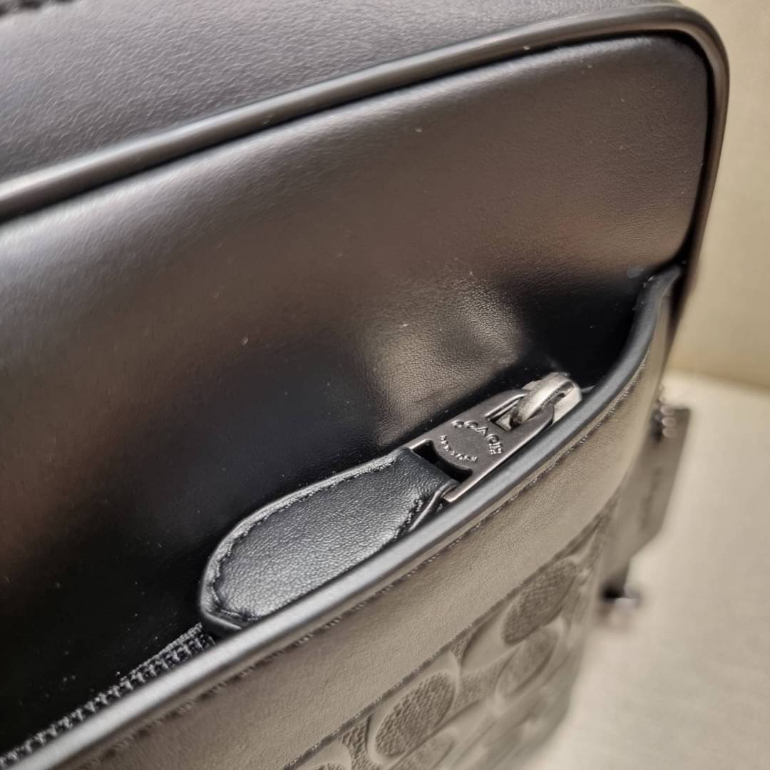 COACH F28455 CHARLES CAMERA BAG IN SIGNATURE LEATHER รุ่นสุดฮิตที่หนุ่มๆเค้ารู้กัน กับกระเป๋าสะพายข้างทรงแมสเซนเจอร์ ที่อัพเลเวลความหรูด้ายลายปั๊มซิกเนเจอร์นูน บนวัสดุหนัง crossgrain ตัดสลับด้วยหนังแท้ สัมผัสดีทั้งใบ มีช่องซิปให้ด้านหน้า และช่องย่อยด้านหล