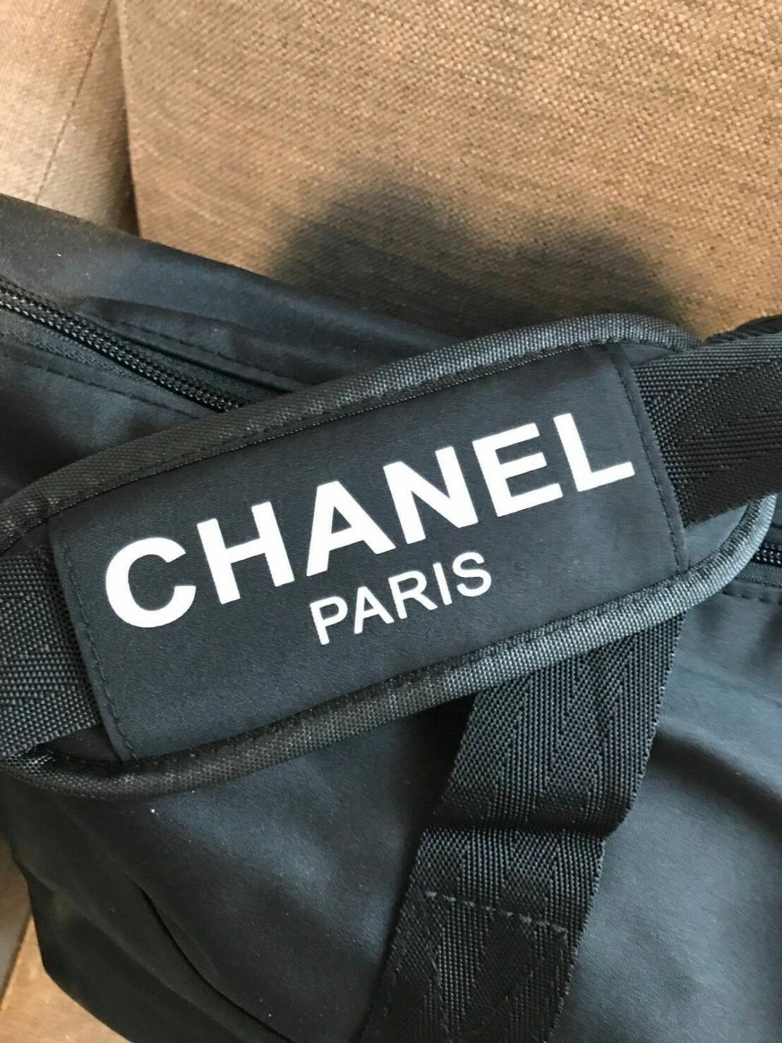 Must Have Now!!! กับ ไอเท็มที่ต้องมีติดตู้!! Chanel VIP Extra Large Tote/Duffle Bag กระเป๋าเดินทางแบบถือ ทรงยอดฮิต กันน้ำได้เต็มใบ 100% ด้านหน้าสกรีนโลโก้แบรนด์ เปิดปิดด้วยซิป ด้านในส่ของได้จุใจ มีช่องใส่ของเป็นสัดส่วน แถมมีช่องพิเศษใส่รองเท้าได้อีกด้วยคะ