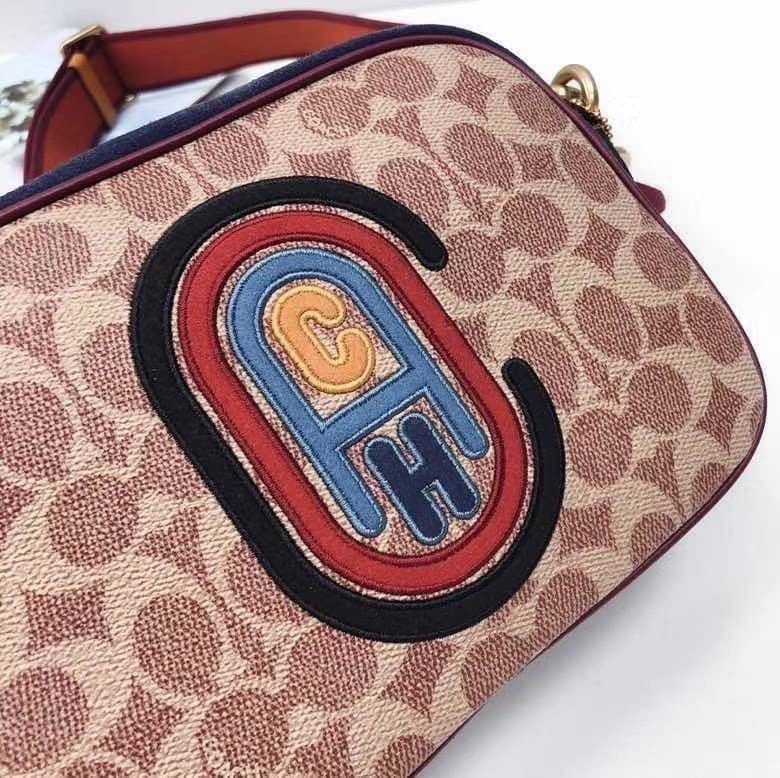 OUTLET 】COACH Camera Bag In Colorblock With Coach Patch (COACH F79278) 🍁หายากมากๆแล้วรุ่นนี้**จะถือ หรือสะพาย ได้ตามใจสั่ง //วัสดุหนังแท้เต็มใบ คุณภาพหนังดีมากๆ ปักโลโกตัวC ด้านหน้า ดูดีแบบไม่ซ้ำใคร //มาพร้อมสายสะพาย 2 สาย >>สายหนัง และสายสป
