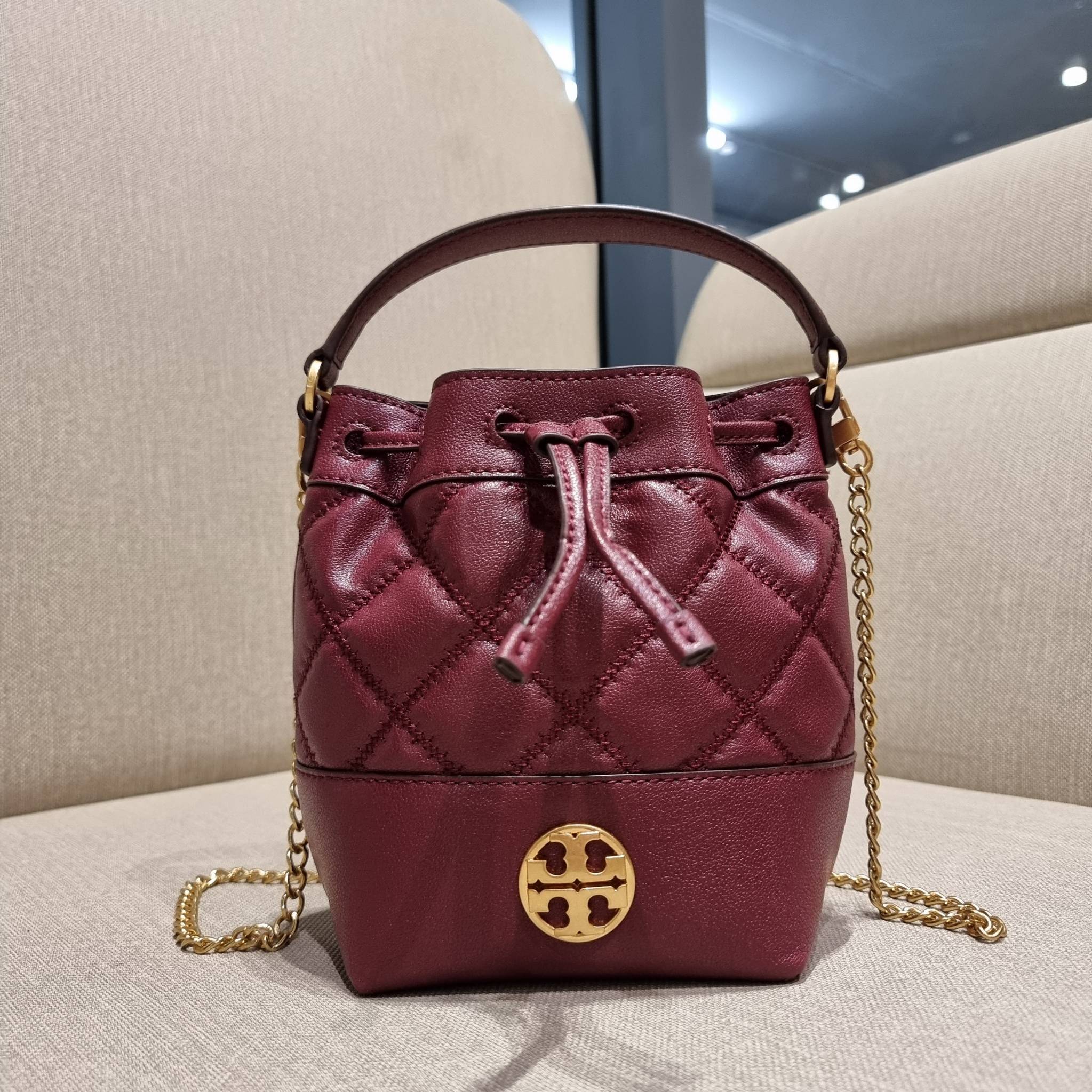 TORY BURCH WILLA MINI BUCKET BAG NEW ARRIVAL สุดปัง กระเป๋าสะพายทรงบัคเก็ต สวยผู้ดี โดดเด่นด้วยโลโก้สีทองดูหรู อัพลุคผู้ดี๊ผู้ดี วัสดุหนังแท้ ดีไซน์บุนวม เส้นคมดีเทลหรู เปิด-ปิดหนังรูดปากกระเป๋า มีหูหิ้วในตัว คล้องแขนเก๋ๆ ภายในเป็นช่องโล่ง มีช่องย่อย ใส่ข