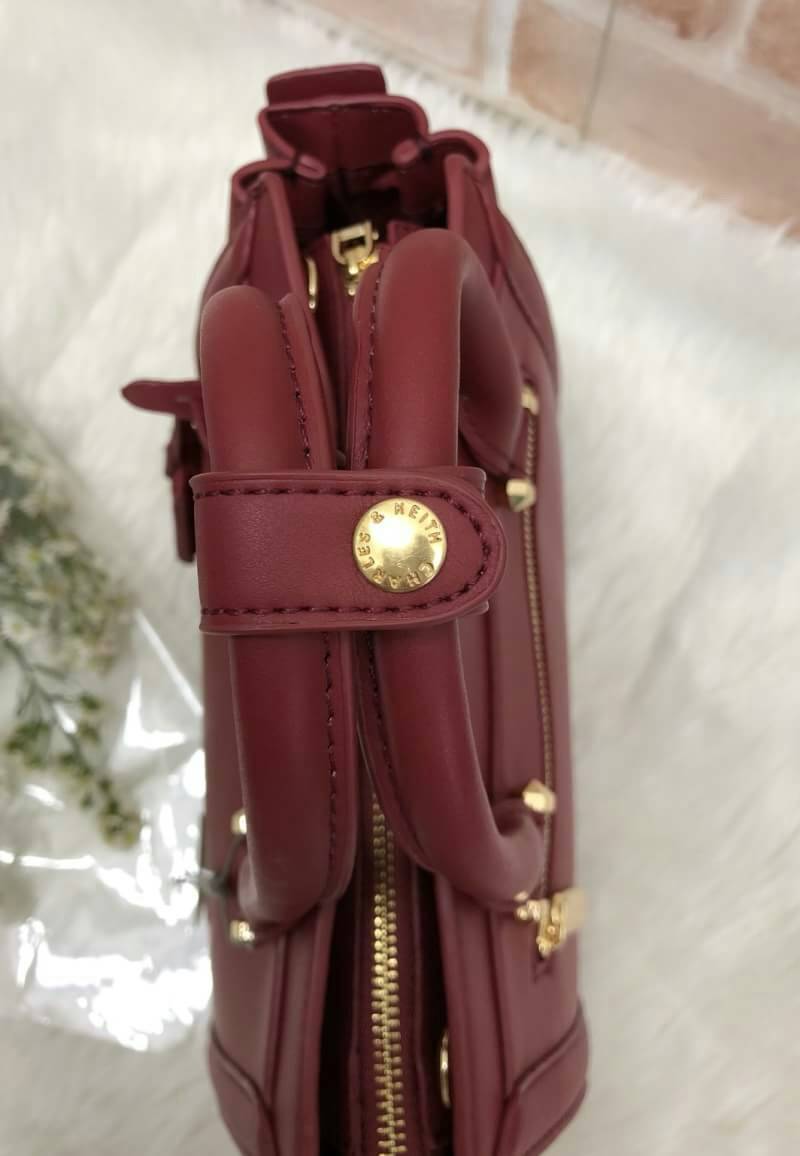 CHARLES & KEITH TRAPEZE BAG (หนังเรียบ) กระเป๋าถือหรือสะพายรุ่นยอดนิยมดีไซน์สวยหรู - วัสดุหนังลายคาร์เวียร์ สวยอยู่ทรง - ด้านข้างเเต่งช่องตัดดูมีดีเทล - ด้านหน้าสกรีนโลโก้ ด้านหลังมีช่องซิป - เปิดปิดด้วยซิปหัวซิปปั๊มโลโก้ หูจับเเข็งแรง พับลงได้