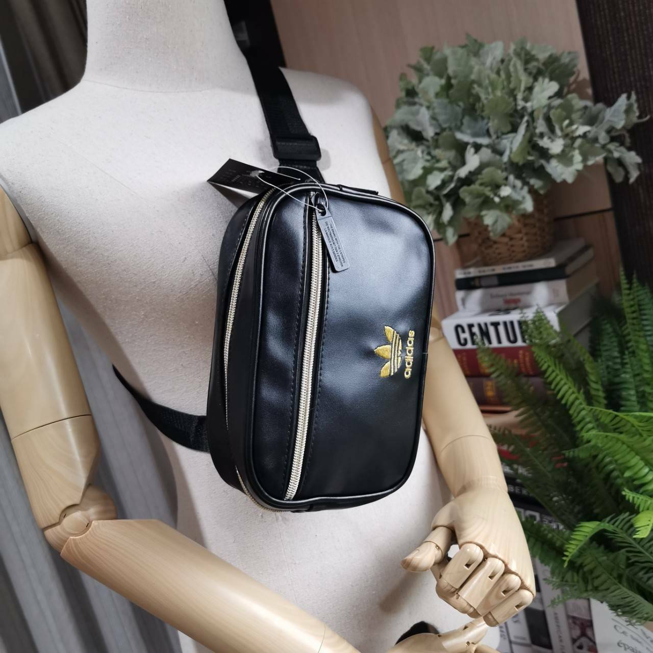 Adidas Factory Mini Waist Bag กระเป๋าสะพายสไตล์สปอร์ตแบบคาดเอวหรือคาดอกดีไซน์สุดฮิตใช้ได้ทั้งชายและหญิง วัสดุหนังเรียบแบบนิ่มกันน้ำอยู่ทรงทำความสะอาดง่าย ขนาดกำลังดี น้ำหนักเบา ด้านหน้ามีโลโก้แบรนด์ เปิดปิดด้วยซิปสะดวกใช้ หัวซิปปั้มแบรนด์สายสะพายเลื่อนปรั