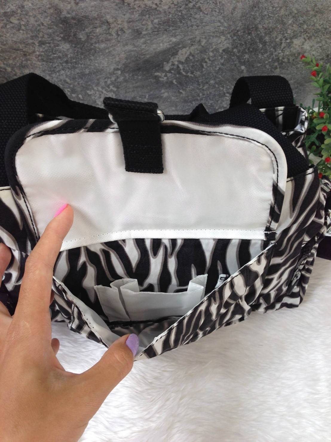 KIpling Felix Large Handbag Bag กระเป๋าถือหรือสะพายสไตล์ลำลองวัสดุ Nylon + Polyester 100% น้ำหนักเบามีหูหิ้วเเละสายสะพายยาวเลื่อนปรับระดับได้ถอดได้ เปิดปิดด้วยซิปสะดวกใช้ โลโก้เเบรนด์ มีช่องแบ่งถึง3ช่องเเยกเป็นสัดส่วน ด้านหน้าและด้านหลังมีช่องใส่ของเปิดปิ