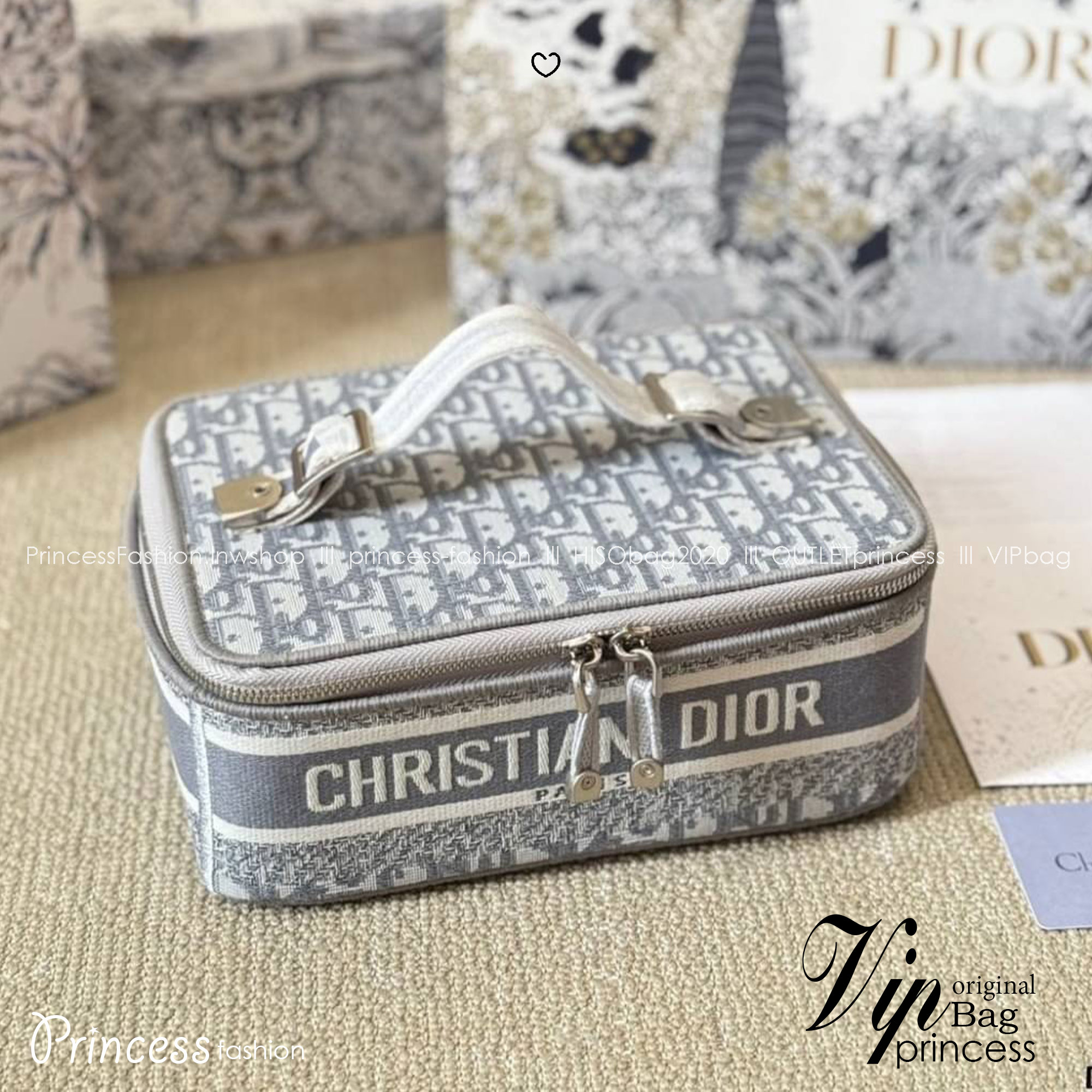 กระเป๋าใส่เครื่องสำอางใบกลาง จุของได้เยอะ มาพร้อมกับลวดลาย Oblique ปักอย่างประณีตและประดับด้วยสัญลักษณ์ Christian Dior Paris มาพร้อมสายสะพายและหูจับในตัว ปรับเปลี่ยนใช้งานได้ตามสไตล์ บอกเลยว่าไอเท็มนี้ฮอตมาก สาวๆห้ามพลาดเด็ดขาดเลยจ้า