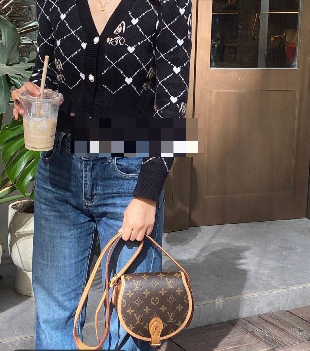 LV Tambourine Monogram Crossbody Bag กระเป๋าสะพายทรงสวย ดีไซน์คลาสสิควินเทจ งานหนังแคนวาสตัดสลับหนัง สายสะพายในตัวปรับได้ ถือเป็น clutch ออกงานก็ได้ ดูแพงมากๆ