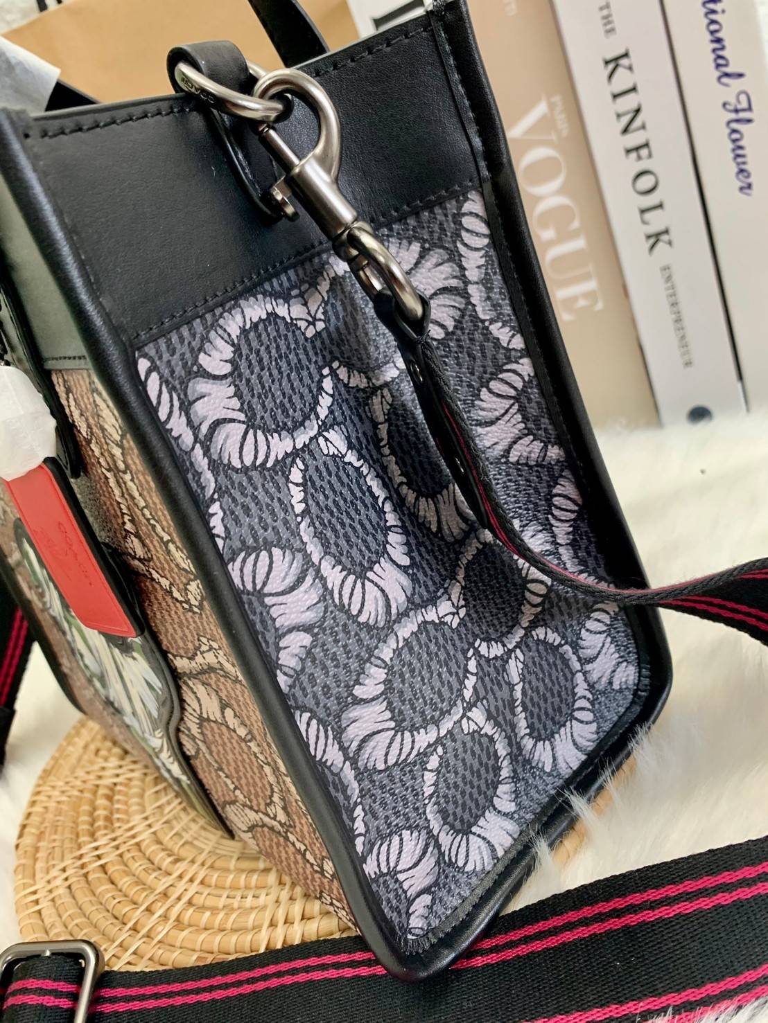 มาสคอตที่รัก 💋 ยังไม่เข้าช๊อปไทย สวยก่อนใครไปเลยจร้าา COACH X MICHAEL B. JORDAN FIELD TOTE 22 IN MUMMIFIED SIGNATURE CANVAS WITH REXY ((C6971)) พร้อมส่งที่ไทยทันทีค่ะ! MICHAEL B.JORDAN ร่มมือกับCoach ออกแบบกระเป๋าทรงTote กนังแท้นิ่มมือ ใหม่ลาสุดมา