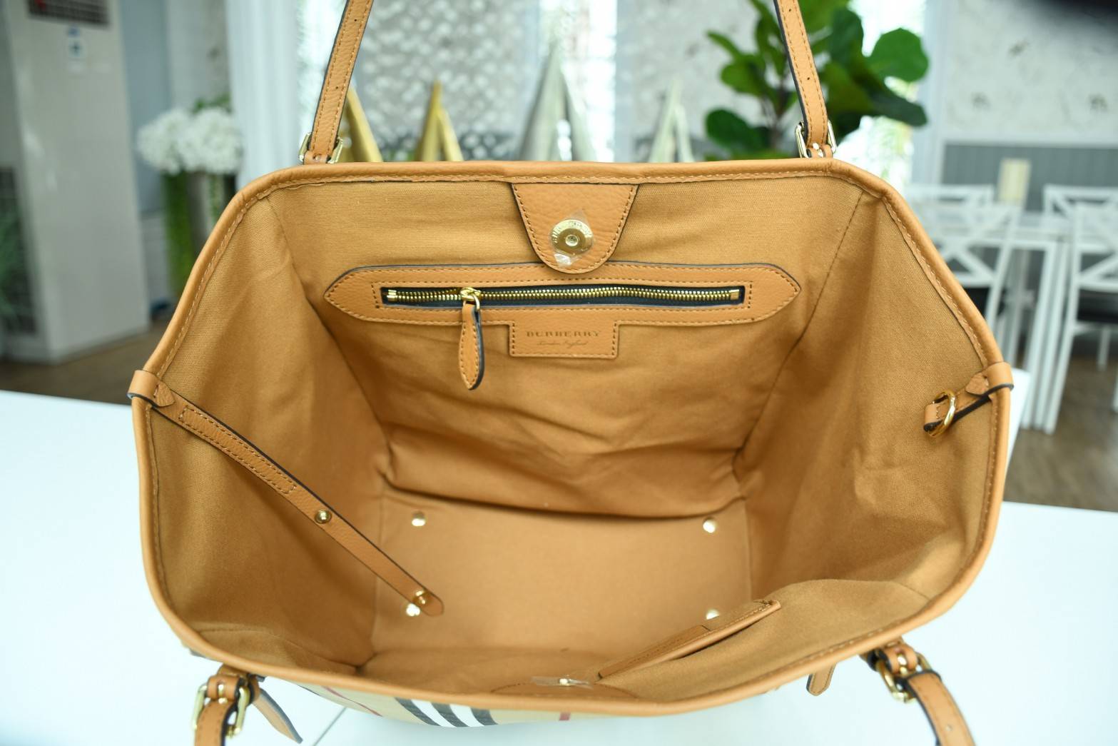 พรีเมี่ยมกิ๊ฟแท้ 100% 】Burberry New War Horse Check Tote Gift Bag กระเป๋าถือหรือสะพายไหล่ วัสดุ canvas ภายในโล่ง มี2ช่องเล็ก จุของได้เยอะ น้ำหนักเบา เปิด-ปิด ด้วย กระดุม จุของได้เยอะ สวย หรู น่าใช้ ไม่ควรพลาดค่า