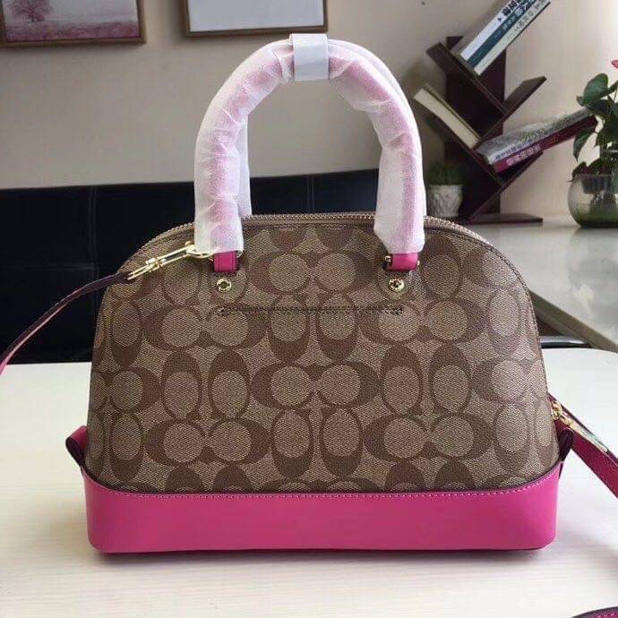 Coach Mini Sierra Signature กระเป๋าถือทรงโดม ภายในกว้างสามารถใส่กระเป๋าเงินเล็ก และมือถือได้ และยังมีช่องซิปเล็ก 1 ช่อง ด้านหลังมีกระเป๋าเล็กเก็บบัตร 1 ช่อง ใครยังไม่มีพลาดไม่ได้แล้วนะคะ