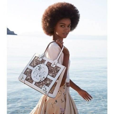 Tory Burch ella jacquard embroidered quadrant tote ลายโมโนแกรม (Monogram) (Material : Woven jacquard leather) ดีไซต์ลำ้เอกลักษณ์ที่โดดเด่น เป็นอีกหนึ่งรุ่นที่ Tory ฺBurch ภูมิใจนำเสนอ ใบใหญ่ค่ะ จุของได้เยอะ ใส่ A4 ได้ งานสวย ตั้งอยู่ทรง จุดเด่นของรุ่นนี้ค