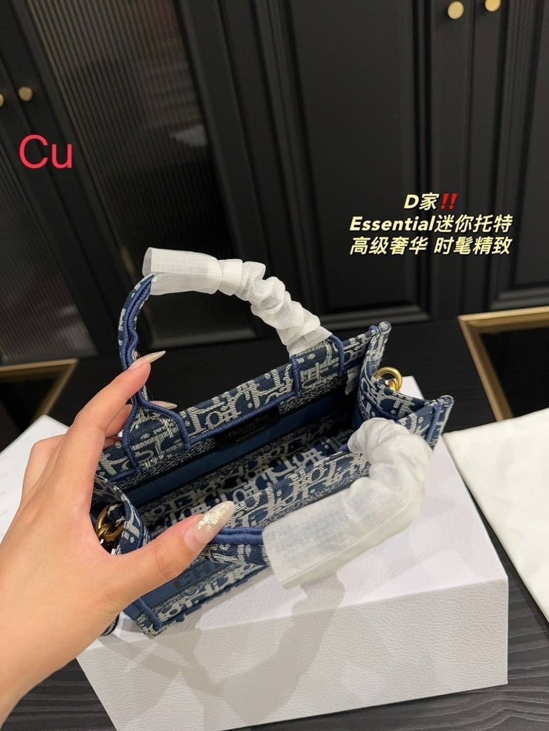 DIOR Book Tote Oblique denim jacquard กระเป๋าทรงโท้ทรุ่นใหม่ งานเดนิม โทนสีเป็นเอกลักษณ์ได้อย่างลงตัว คมชัดสวยงามและหรูหราในตัว ใช้งานง่าย ด้านในกระเป๋ากว้างมาก จุของได้สบายๆ