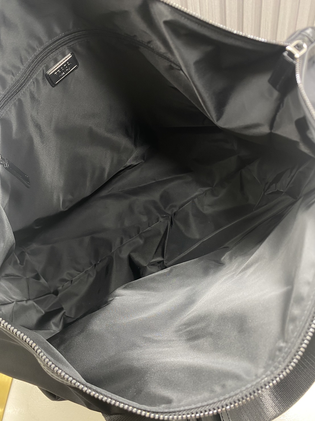 ORI หนังแท้ | Prada Re-Nylon and leather travel bag กระเป๋าถือใบใหญ่ทรงโท้ท งานผ้าไนลอนรูปทรงเรขาคณิตเรียบหรู สถาปัตยกรรมและเส้นสาย ผสมผสานรูปทรงและวัสดุที่ตัดกันอย่างลงตัว