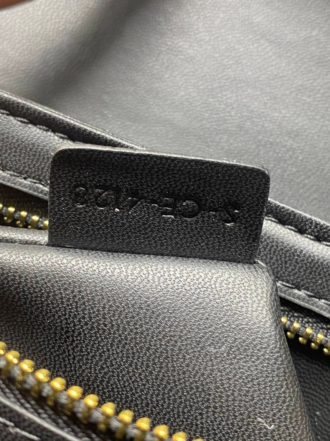 หนังแท้ CELINE TRIOMPHE CROSSBODY BAG ดีไซน์ยอดนิยมสไตล์สาว LISA ทรงสี่เหลี่ยมหนังสวยหรูอยู่ทรงเปิดปิดด้วยฝาปิดโลโก้แบรนด์อะไหล่ทอง ภายในมีช่องหลัก ช่องย่อย และช่องซิป สามารถใส่มือถือของใช้จุกจิกได้เยอะ มาพร้อมสายสะพายหนังยาวปรับระดับได้ จะสะพายไหล่ CROSS