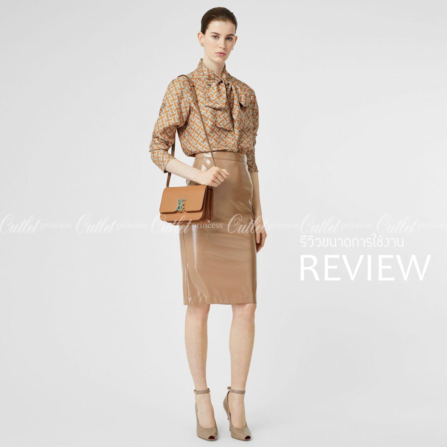 BURBERRY FRAGRANCES CROSSBODY BAG VIP GIFT WITH PURCHASE (GWP) กระเป๋าสะพายพรีเมี่ยมกิ๊ฟ Limited Edition จากน้ำหอม BURBERRY DUTY FREE วัสดุ Calfskin หนังเรียบสวยอยู่ทรงดีไซน์ยอดนิยมประดับโลโก้แบรนด์ทองด้านหน้า เปิดปิดด้วยฝาปิดสัญลักษณ์ตัวB ภายในมีช่องแบ่ง