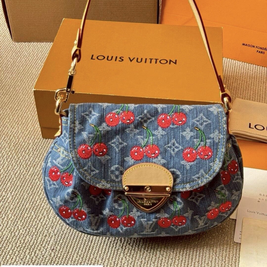 LV x TM Sunset bag Monogram cherry denim 25cm กระเป๋าสะพายไหล่ทรง baguette สวยดูแพง ไอเท็มสุดโดดเด่นมีชีวิตชีวา ด้วยเดนิมวินเทจปักลายเชอร์รี่สีสันสดใสสะดุดตาสะท้อนสไตล์ไอคอนิก
