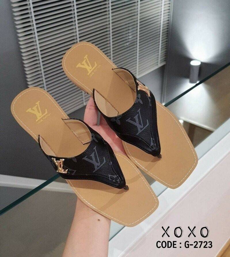 Louis Vuitton Sandals แตะหนีบ พื้นยางไม้ก๊อกอย่างดี หนังลาย LV สวยหรู ติดอะไหล่โลโก้สีทอง สวย เด่น น้ำหนักเบา แมทส์ชุดง่าย