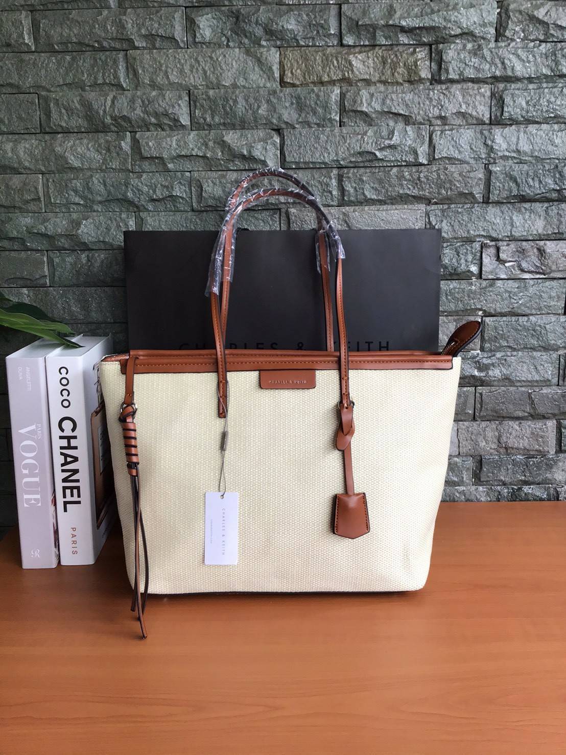 Charles & Keith Black Textured Tote Bag ฮอตฮิตตลอดกาลสำหรับรุ่นนี้ รุ่นยอดนิยม!! มากี่รอบกี่รอบก็ขายดี ใครไม่มีรุ่นนี้ติดตู้ไว้ถือว่าเชยมาก(!!) กระเป๋าสะพายทรง Shopping bag ใบใหญ่จุของได้ใจ น้ำหนักเบา โดดเด่นด้วย Textured วัสดุสานรอบใบ ตัดขอบหนัง สวยอยู่ท