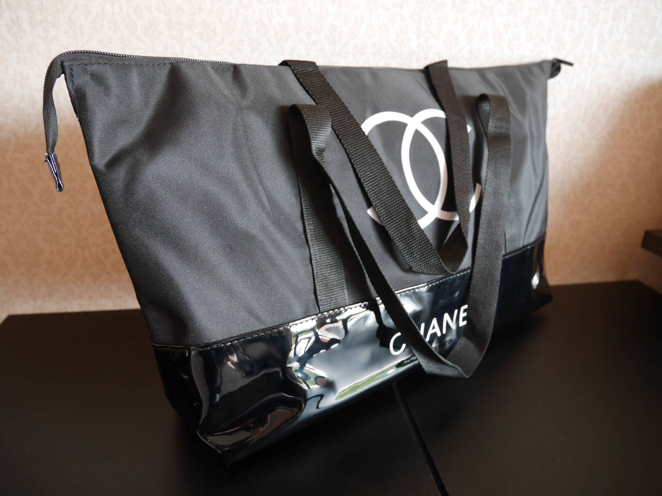 New! กระเป๋าใบใหญ่ทรง Tote จากแบรนด์ Chanel VIP gift Bag ของแท้ 100% ทำจากผ้าหนา Polyester ฐานล่างกระเป๋าทำจากหนังแก้วผิวมันเงา สวยหรู สกรีนโลโก้ชาแนลหน้าหลัง หัวซิปปั้มโลโก้ ด้านในเป็นช่องกว้าง และมีอีกหนึ่งช่องเก็บของ รุ่นนี้สะพายไหล่ สวยมาก น้ำหนักเบา