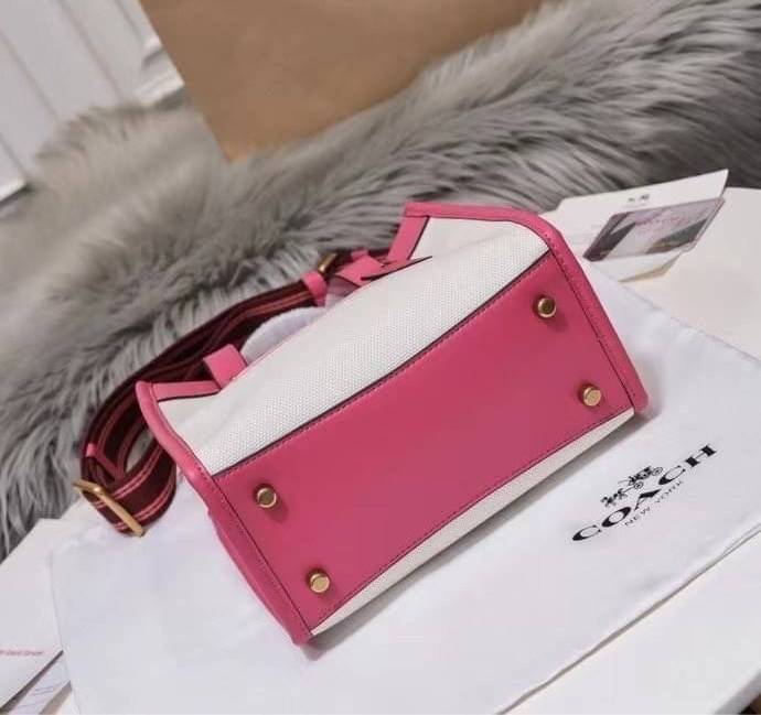 OUTLET 】COACH FIELD TOTE 22 WITH HEART กระเป๋าทรงสี่เหลี่ยม จุของได้มากมายสำหรับทุกโอกาส ด้านในมีช่องซิปไว้ใส่ของจุกจิกได้ มีป้าย Coach ตัวใหญ่ติดอยู่ ทำจากหนังฟอกฝาดและผ้า Signature Jacquard มีสายใหญ่ที่มีน้ำหนักเบา ออกแนว sport ใช้ได้สำหรับสะพายไหล่หรือ