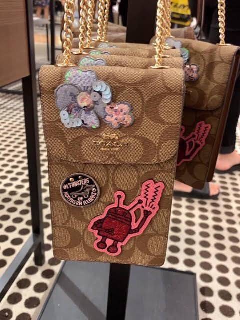 COACH PHONE CASE CROSSBODY BAG ((73486//76988//76357//39955//91046)) COACH NORTH/SOUTH CROSSBODY IN SIGNATURE CANVAS กระเป๋าใส่โทรศัพท์รุ่นนี้ มีความโดดเด่นทั้งดีไซน์และคุณสมบัติในการใช้งาน ด้วยลวดลายที่มีซิกเนเจอร์เป็นเอกลักษณ์แล้ว ด้านหลังยังมีช่องใส่กา