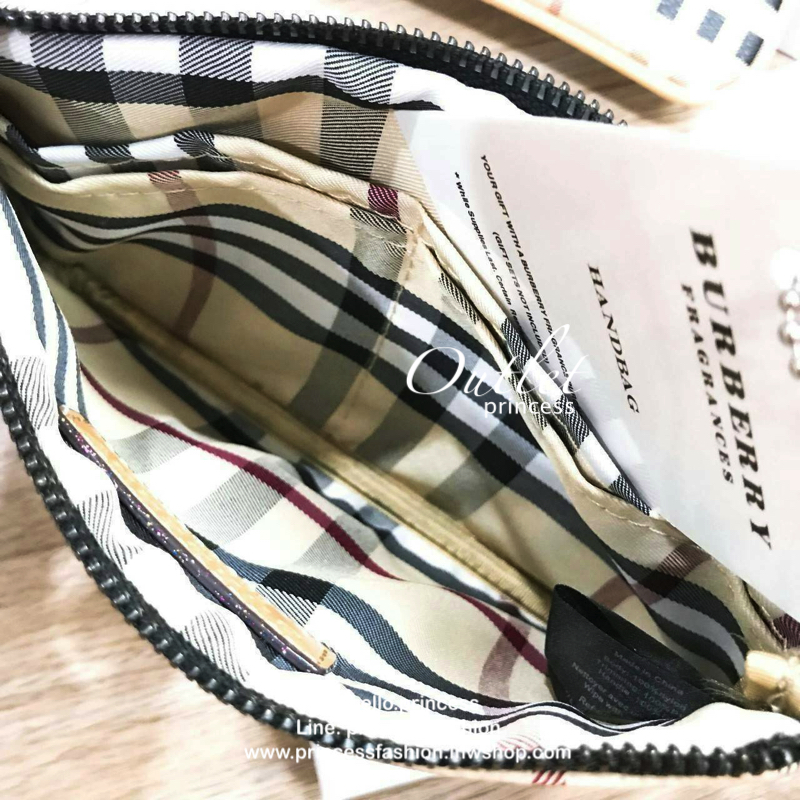 BURBERRY FRAGRANCES WRISTLET Gift With Purchase (GWP) Limited พรีเมี่ยมกิ๊ฟของแท้จากเคาน์เตอร์น้ำหอม BURBERRY วัสดุหนังเรียบลาย Signature คลาสสิคประดับโลโก้ มาพร้อมสายคล้องมือ เปิดปิดด้วยซิปภายในมีโลโก้ มีช่องใส่บัตร ใส่แบงก์พัน บัตร เครื่องสำอางค์ ใส่มือ